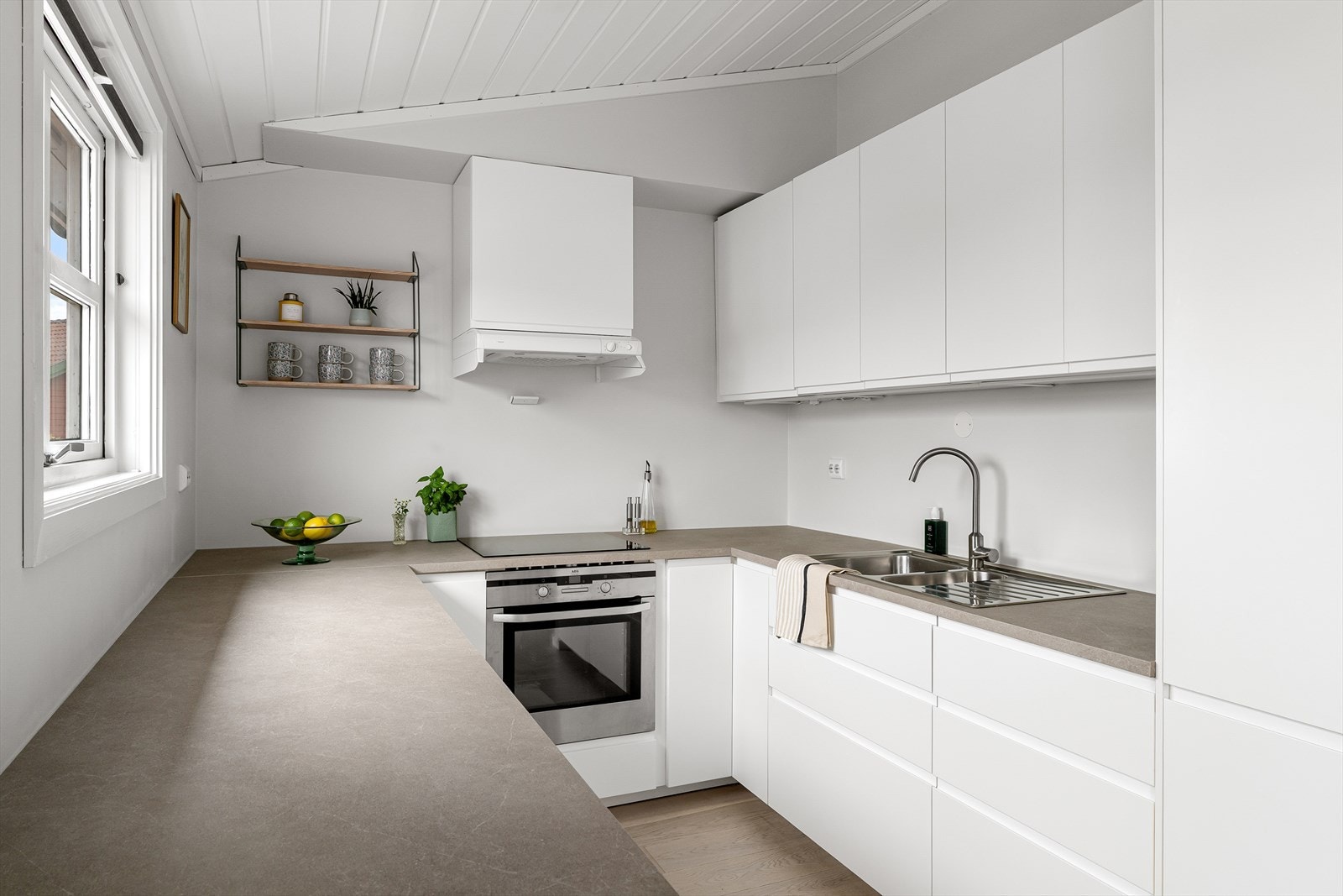 Her er det innredning med glatte fronter. Benkeplate fra 2026 av laminat Galleribilde