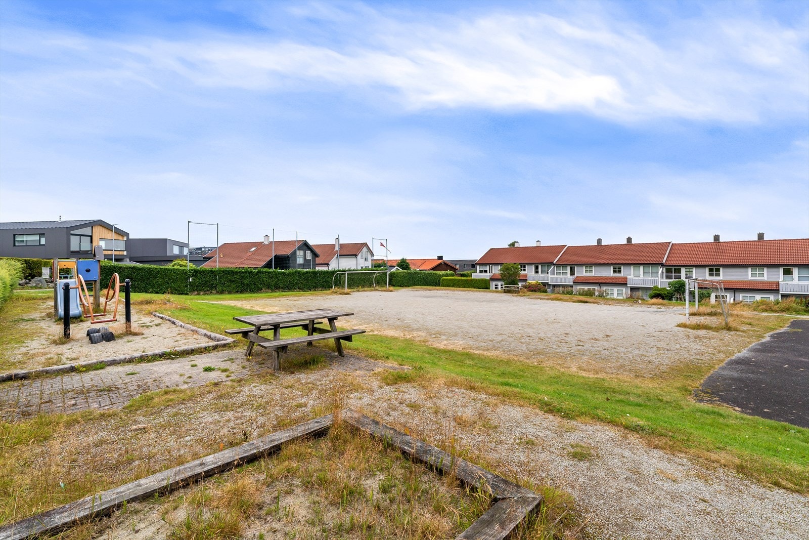 Boligen ligger praktisk til på feltet hvor ungene kan løpe rett ut til grønt-/friområde, grusfotballbanen eller lekeplassen Galleribilde