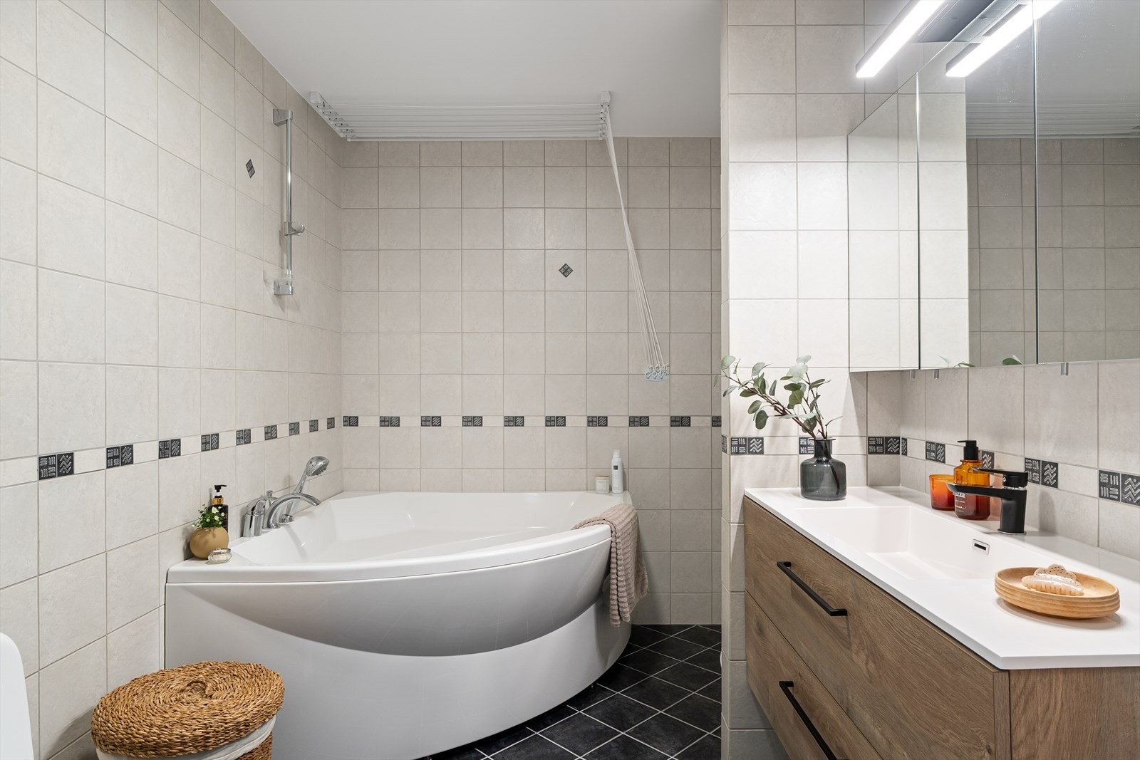 Badet er helfliset med varmekabler i gulv Galleribilde
