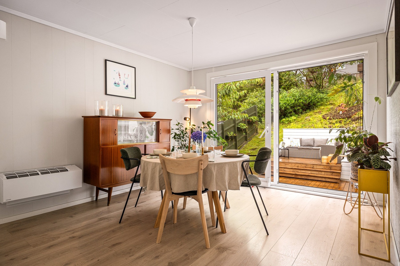 - Fra stuen er det tilkomst til boligens terrasse - Galleribilde