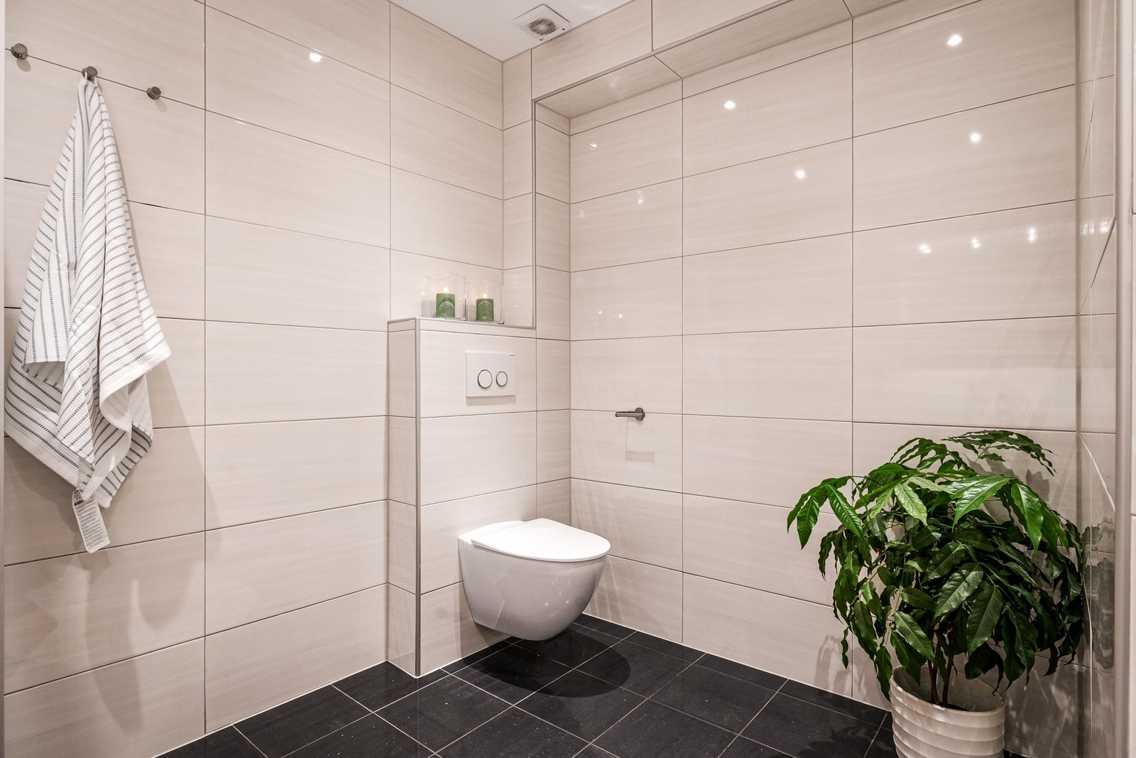 - Badet er videre utstyrt med elektriske varmekabler i gulv og elektrisk vifte i himling - Galleribilde
