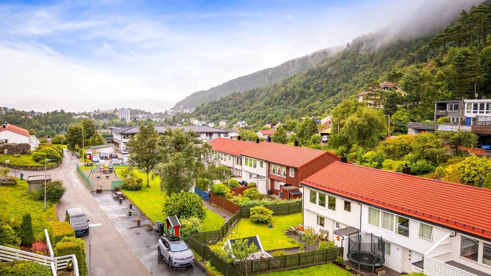 - Det er lekeplass rett nedenfor huset, samt bussholdeplass like ved - Galleribilde