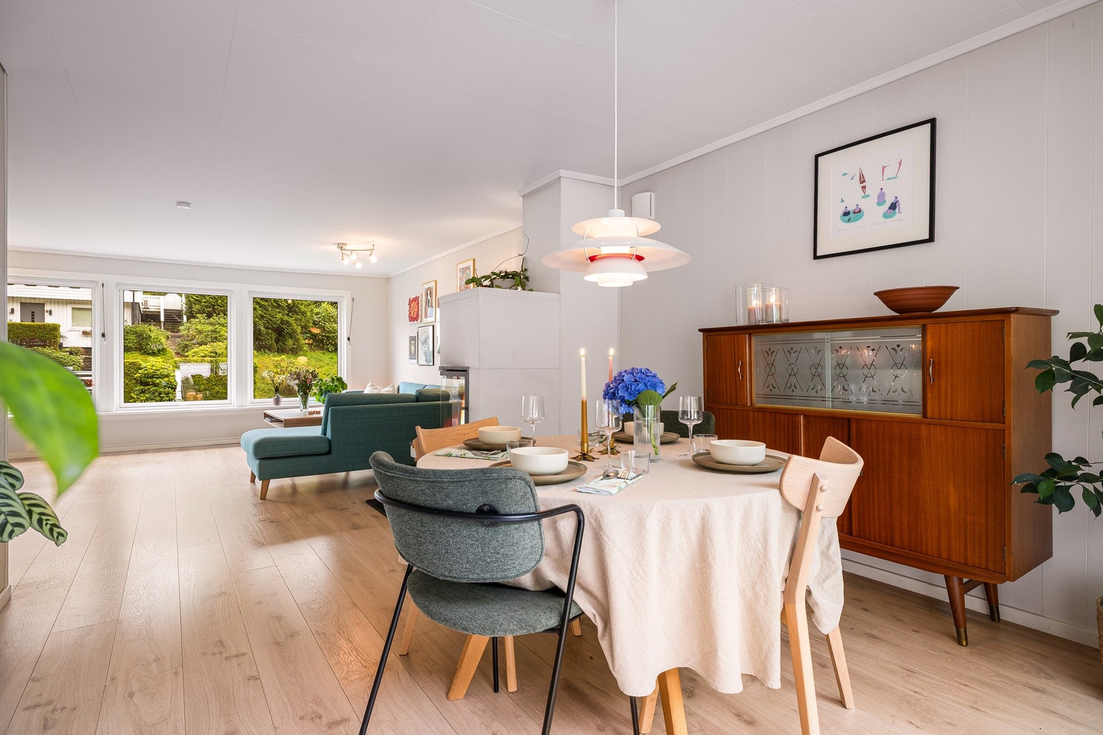 - Innbydende enderekkehus med fire romslige soverom, åpen og luftig stue, samt stor terrasse med gode solforhold - Galleribilde