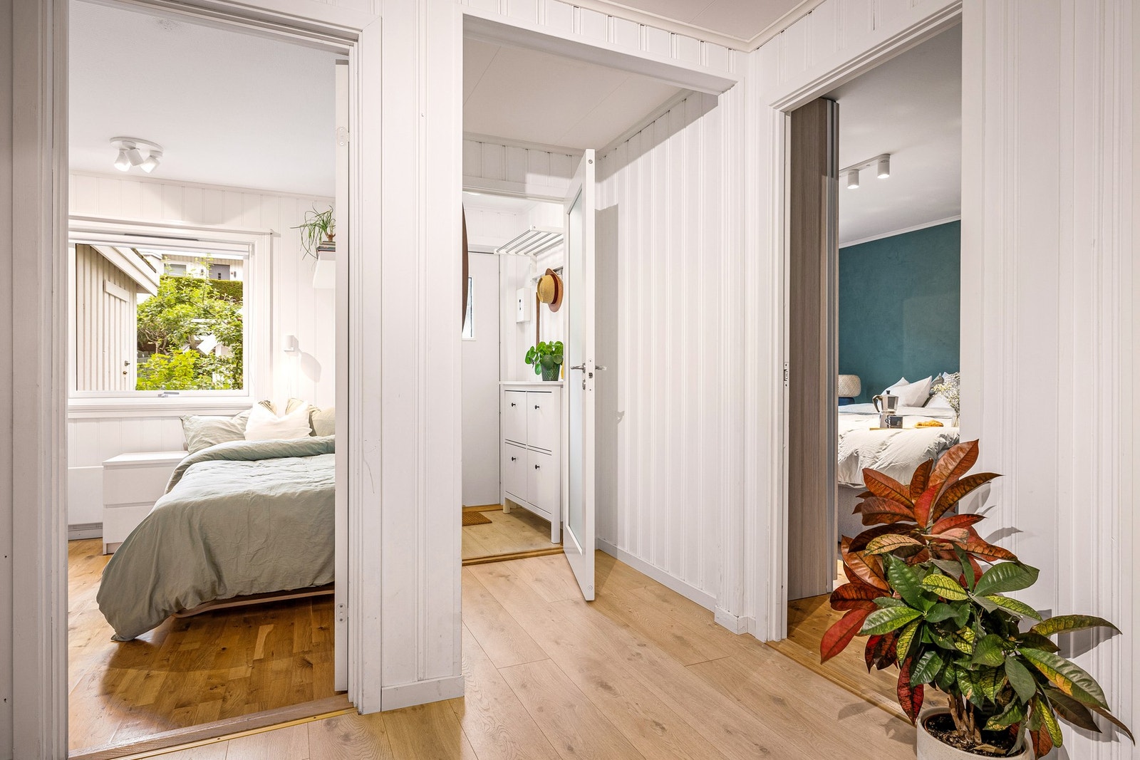 - I entré og hall er det varmefolie i gulv. Fra hallen kommer man inn til de siste tre soverom og bad - Galleribilde