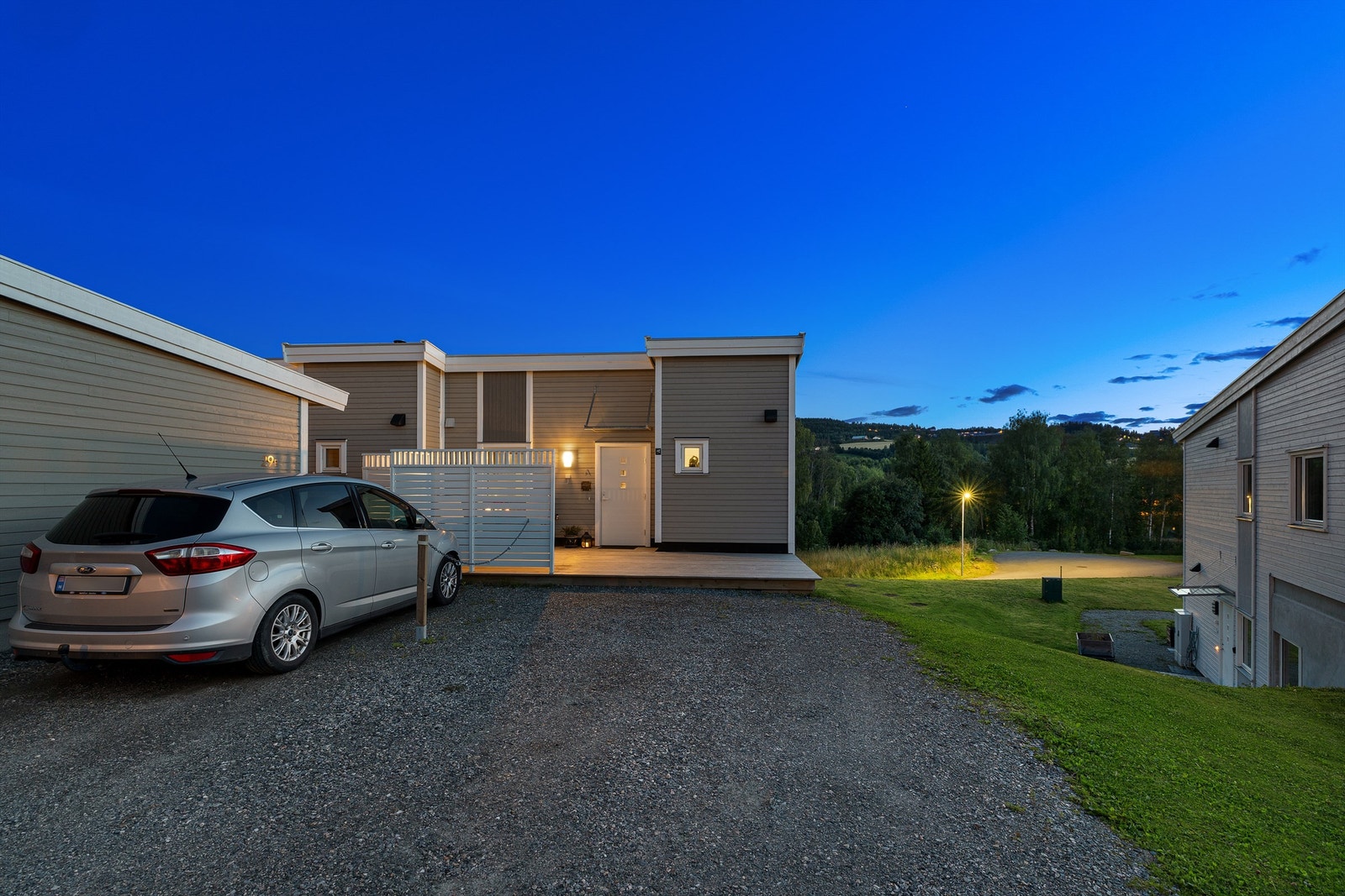 I tillegg til carport er det også biloppstillingsplass på tomta. Galleribilde