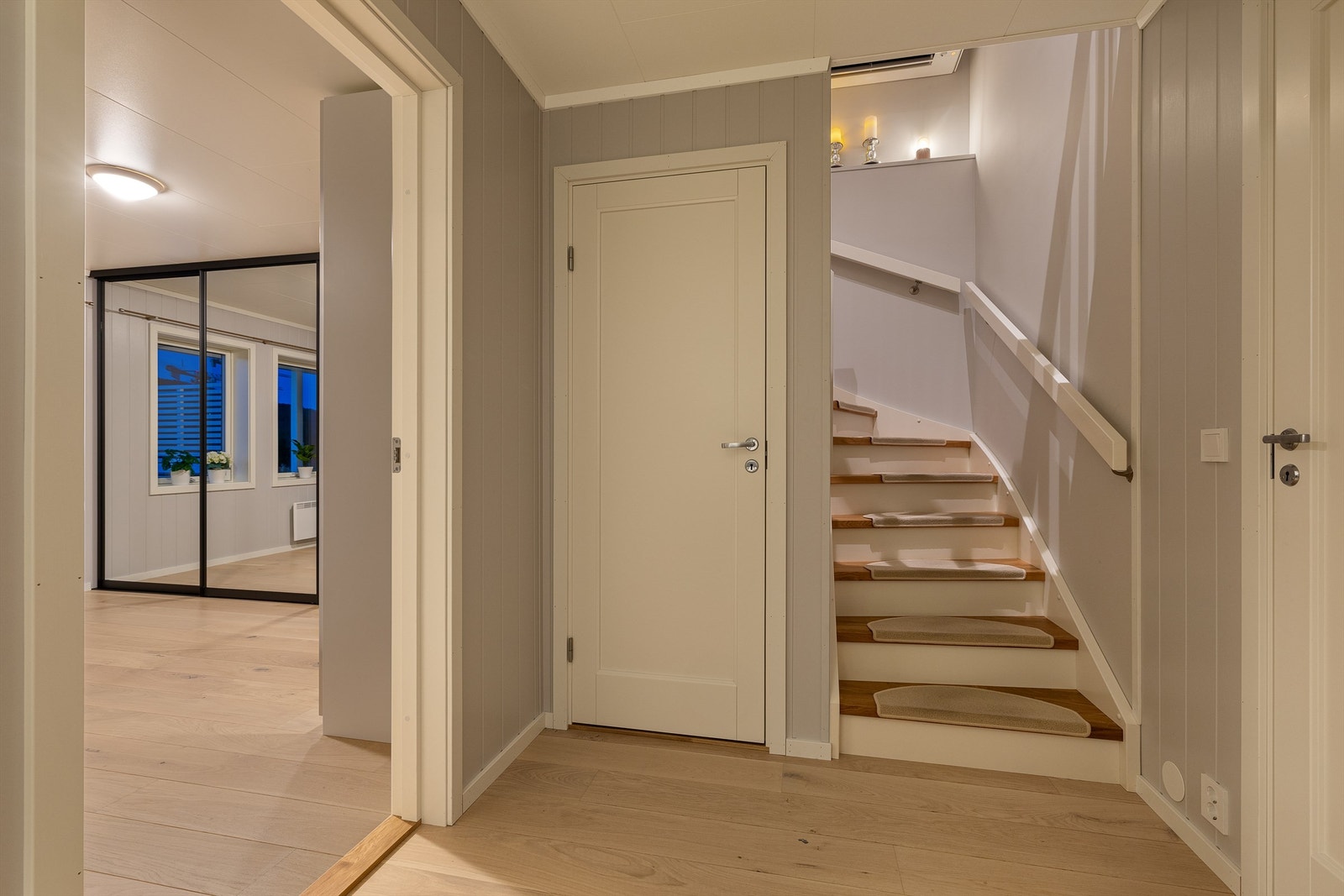 Under trappen har man en kjekk liten bod. Galleribilde