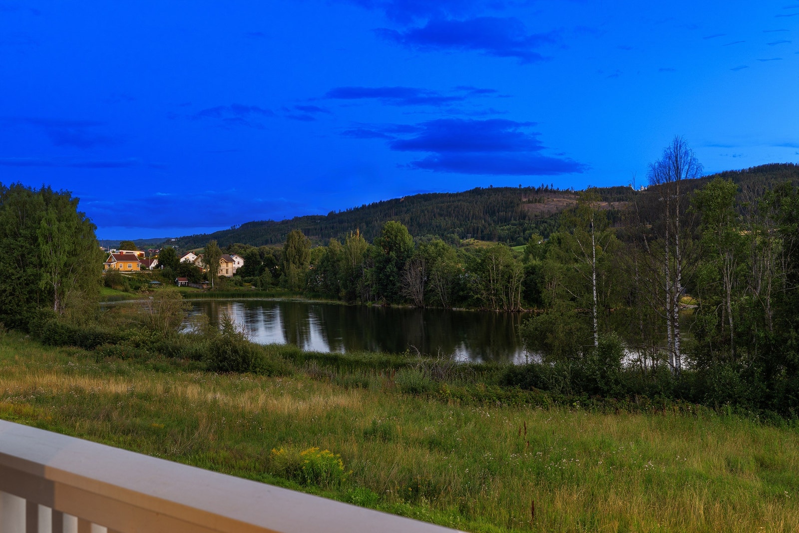 Fra boligen er det nydelig utsikt over Jarenvannet. Galleribilde