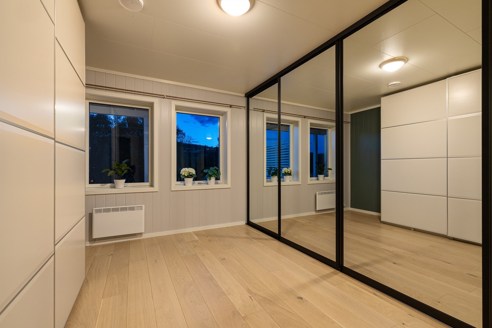 Dette soverommet ligger i underetasjen, og benyttes som garderobe idag. Galleribilde