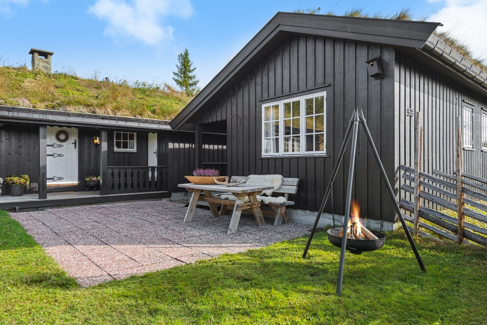 Flott uteområde med god plass for utemøblement, grill, bålpanne eller annet en måtte ønske. Galleribilde