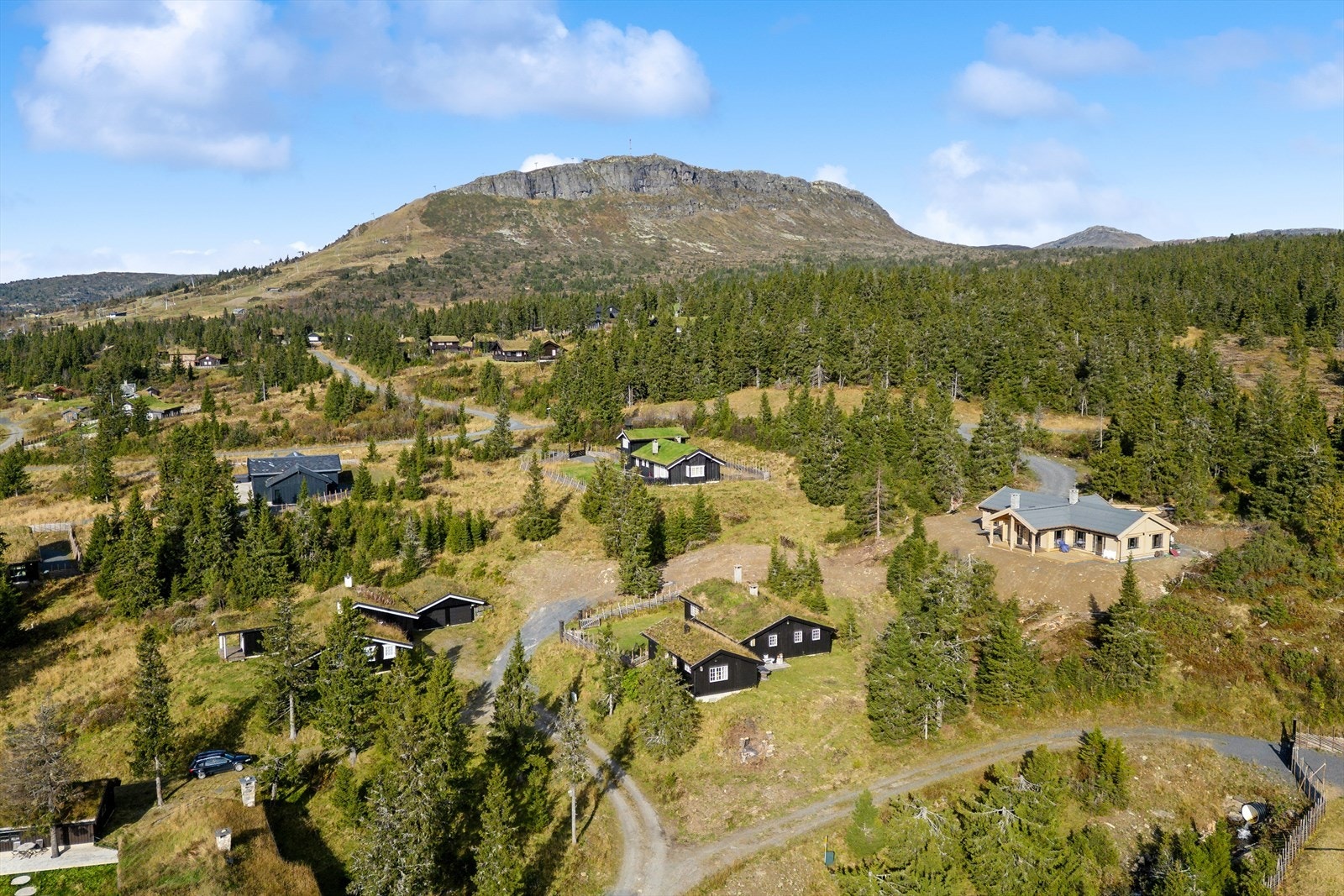 Hytta ligger fint til i feltet og har umiddelbar adkomst til turterreng og skiløyper. Galleribilde