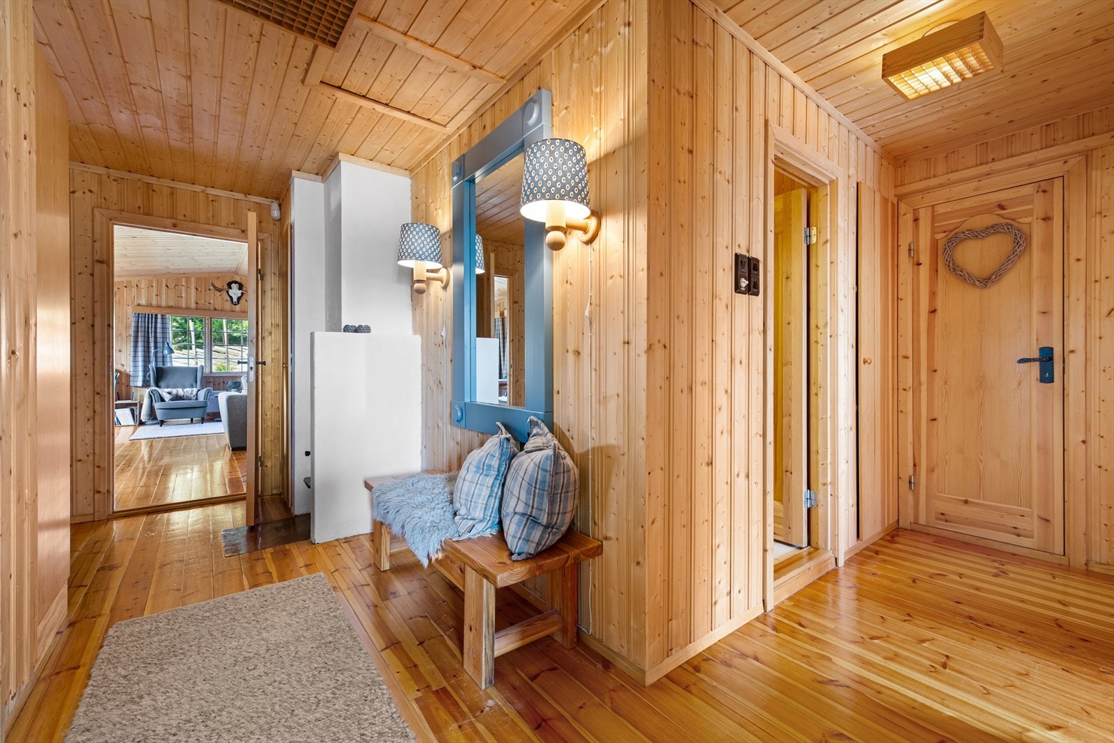 Velkommen inn! Lys og hyggelig entré/gang med plass for enkle garderobe- og opphengsløsninger. Galleribilde