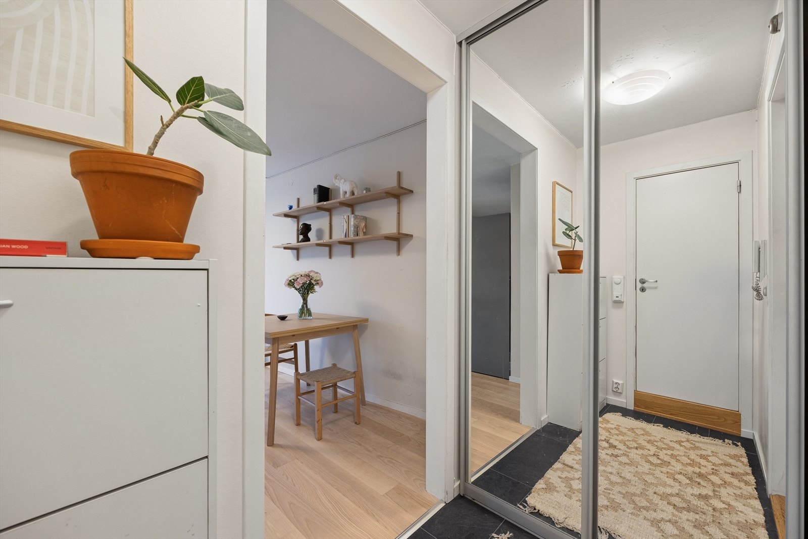 Leiligheten har en innbydende entré med praktisk garderobeskap fra gulv til tak. Galleribilde