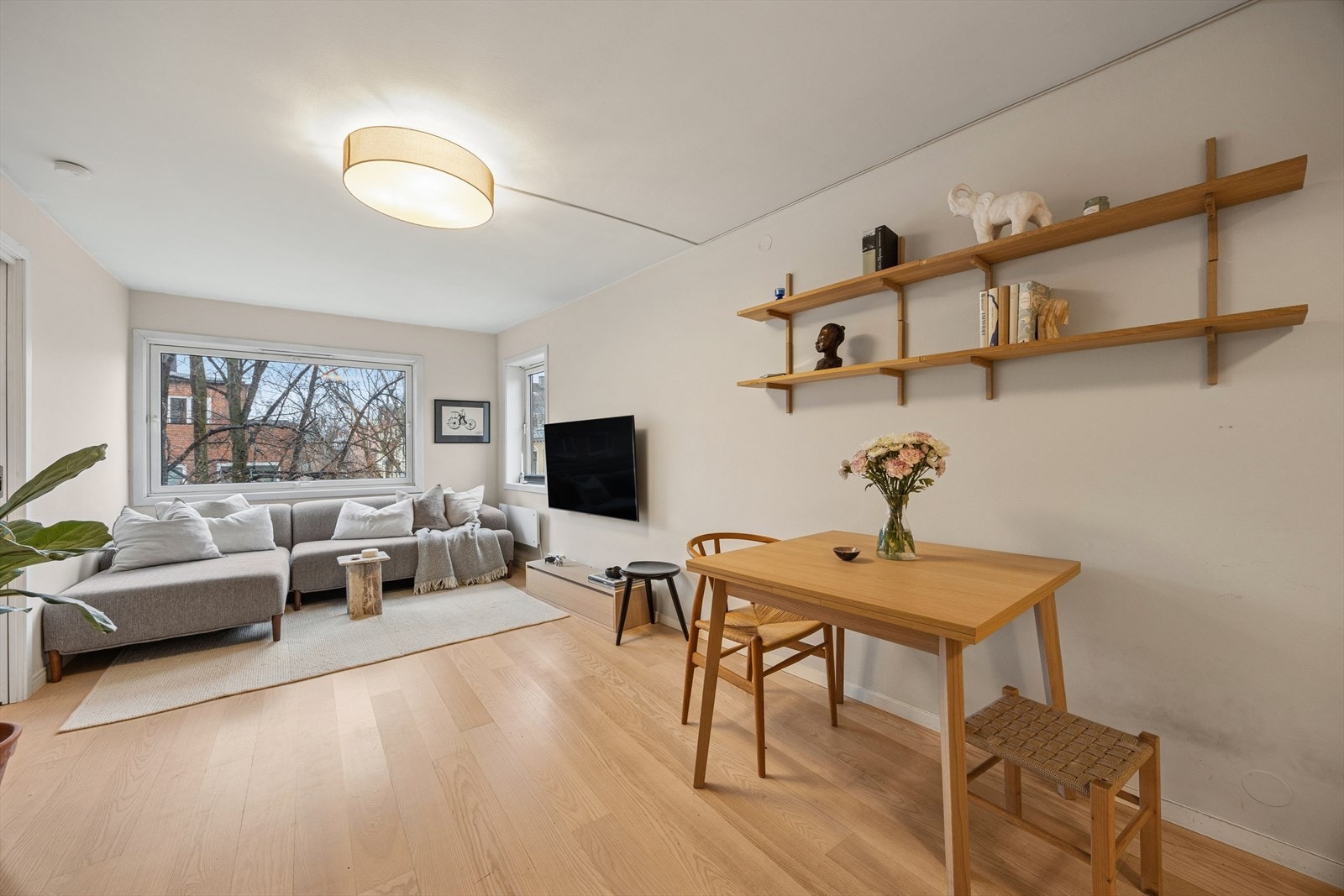 Leiligheten har lys stue med store vindusflater som slipper inn rikelig av naturlig lys. Galleribilde