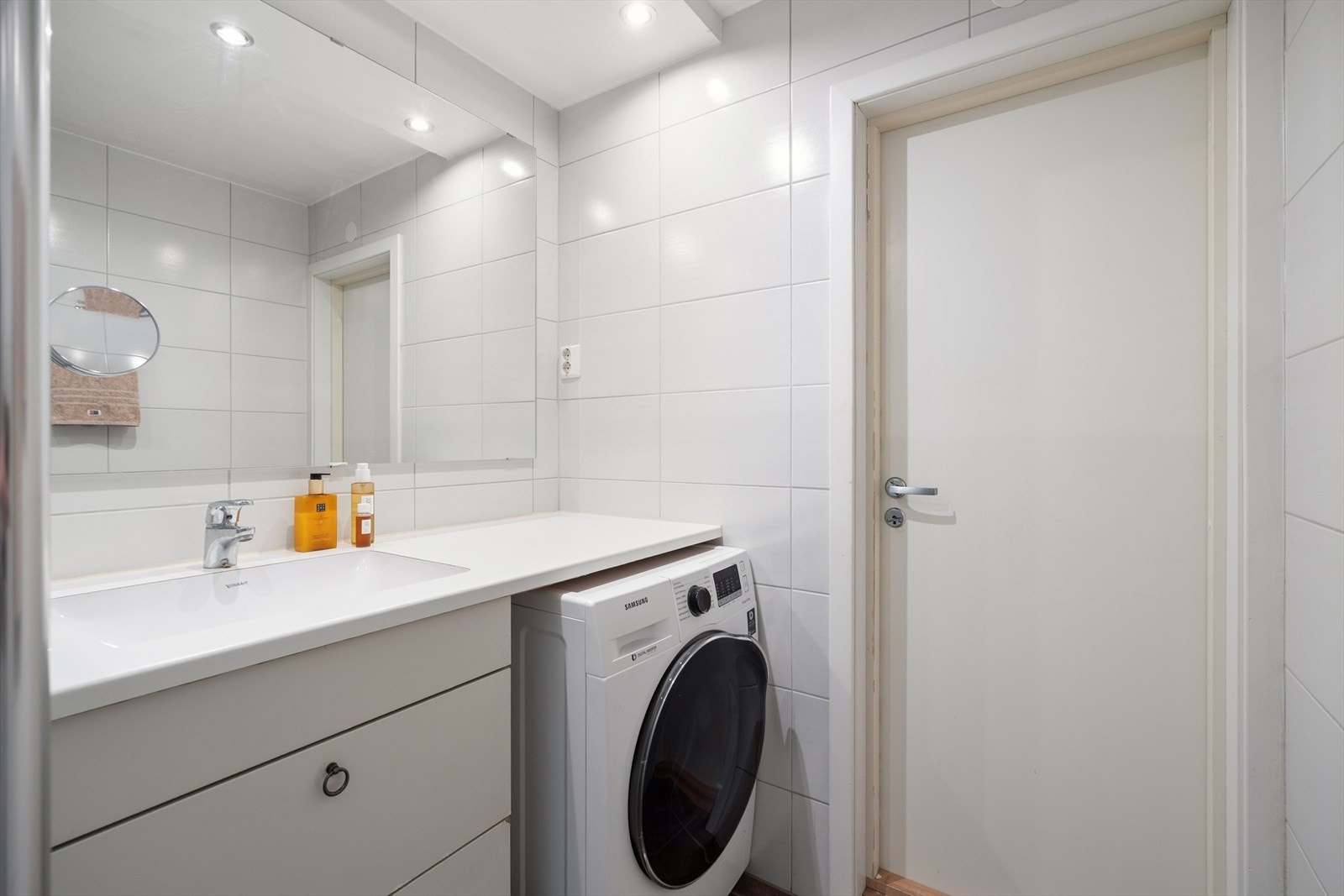Det er opplegg for vaskemaskin på badet. Galleribilde