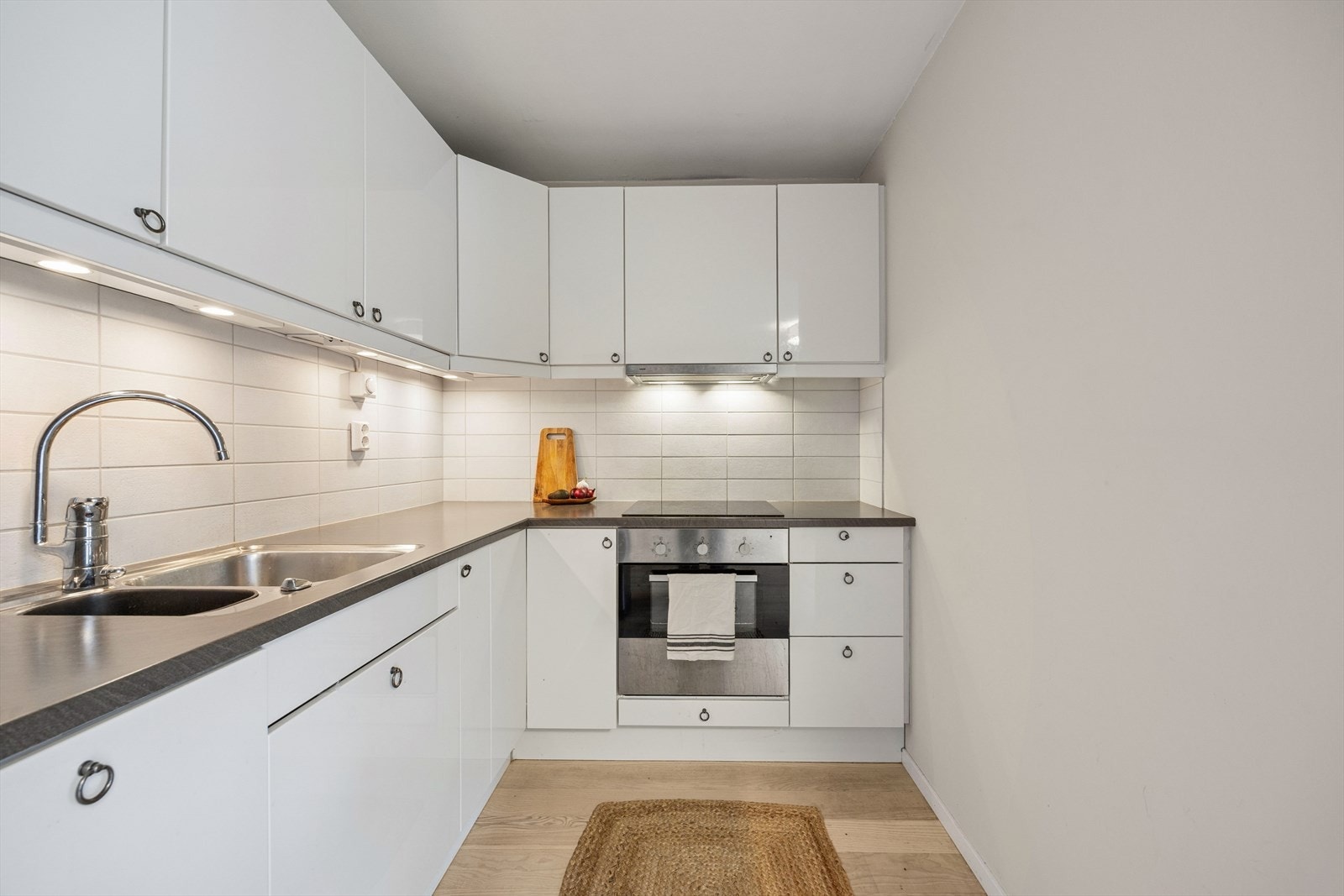 Ikea kjøkkeninnredning med laminat benkeplate. Stekeovn, platetopp og oppvaskmaskin er integrert i innredningen. Galleribilde