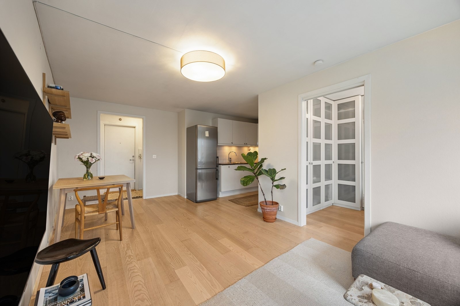 Godt med plass til sofagruppe og spisebord. Galleribilde