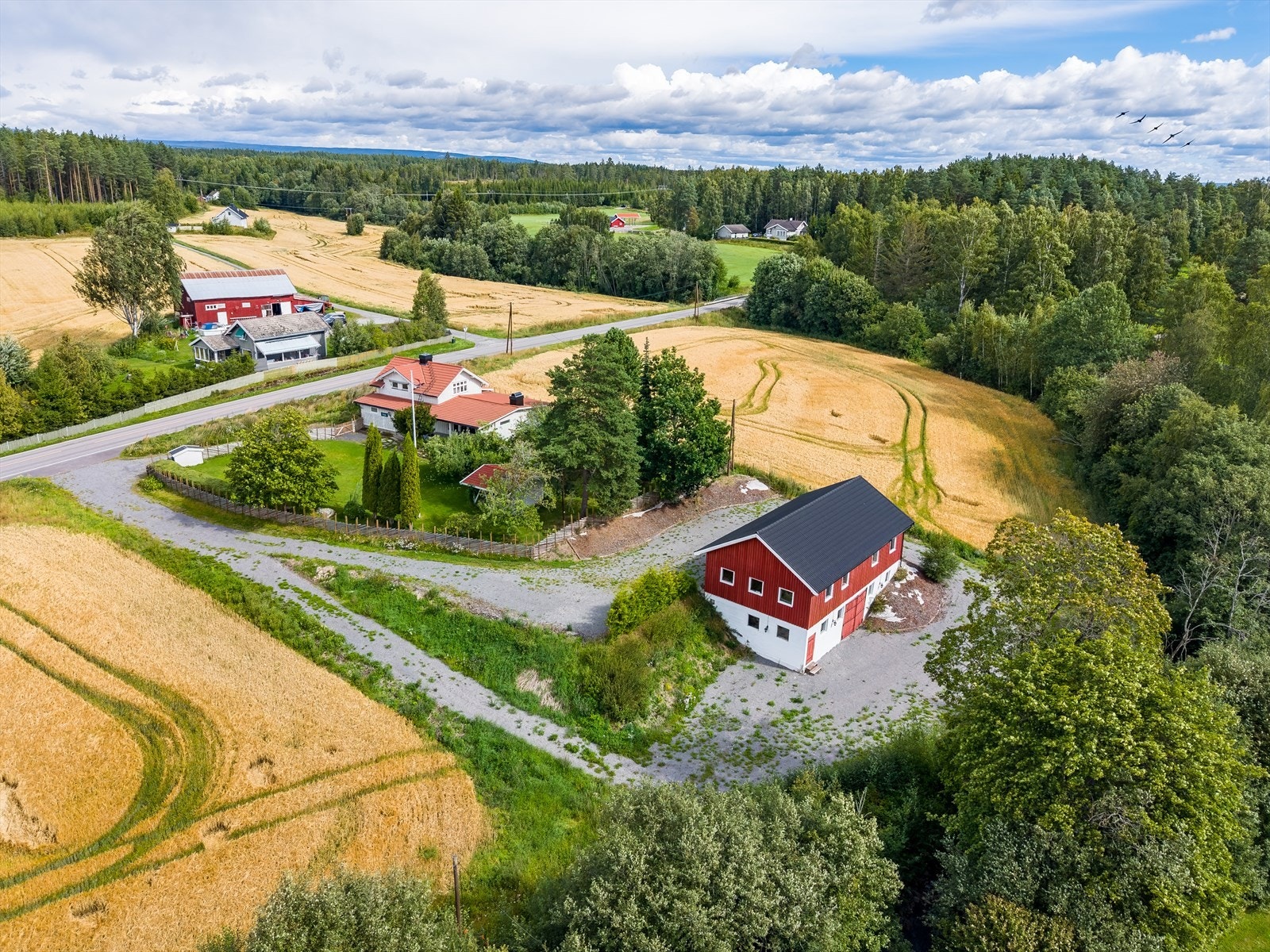 Velkommen til Kongsvegen 563 - et sjarmerende småbruk m/våningshus, låve m/garasje og verksted, overbygget uteplass og 31,5 daa tomt! Galleribilde