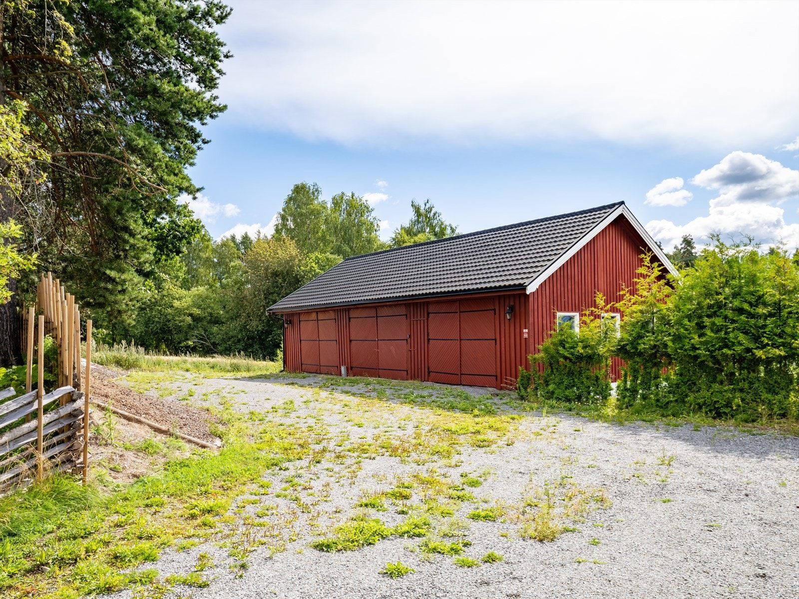 Den tradisjonelle låven på 220 m² rommer garasje, verksted og store lagringsmuligheter. Galleribilde