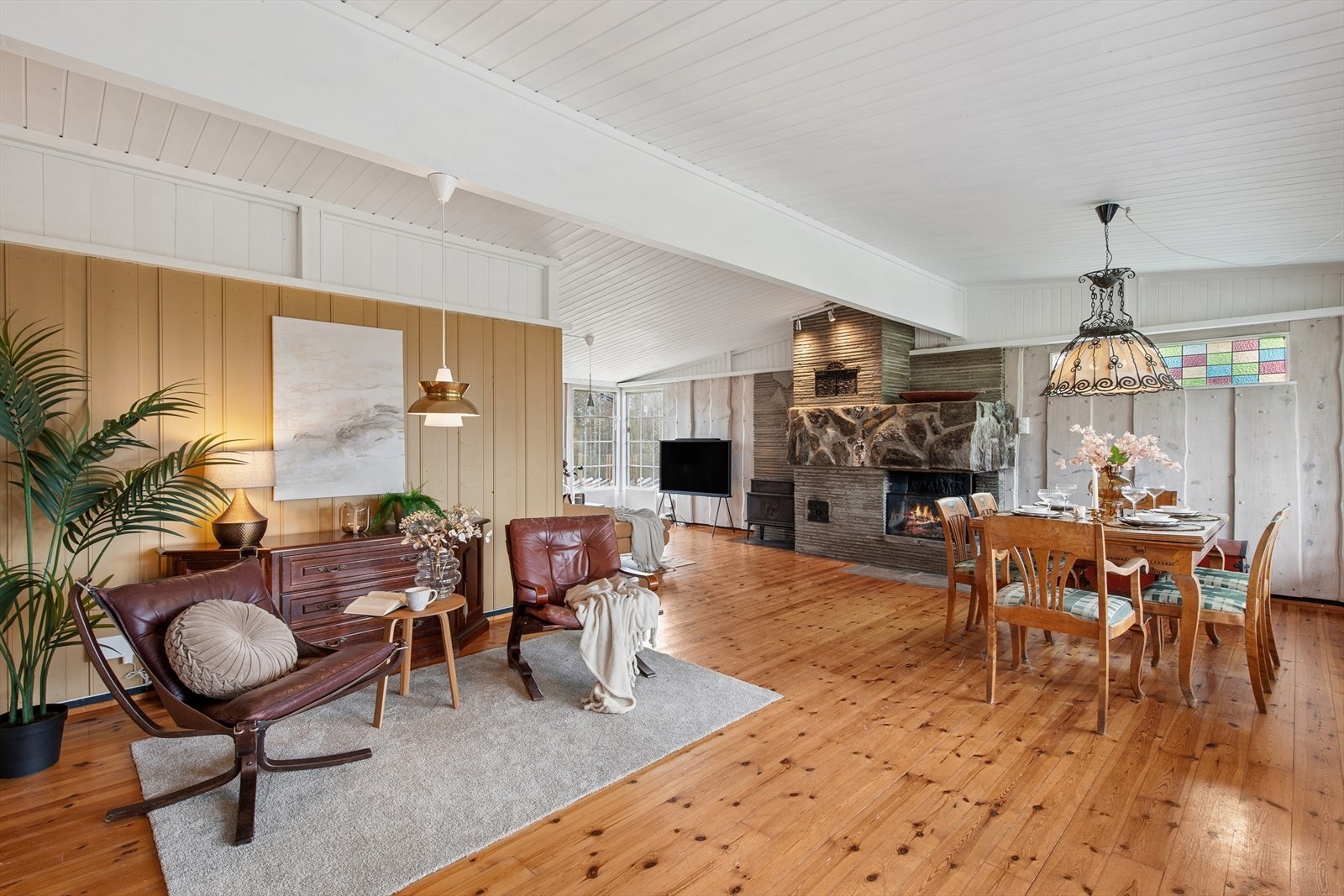 Hovedstuen er et romslig samlingspunkt med god plass til både sofagruppe og spisebord. Galleribilde