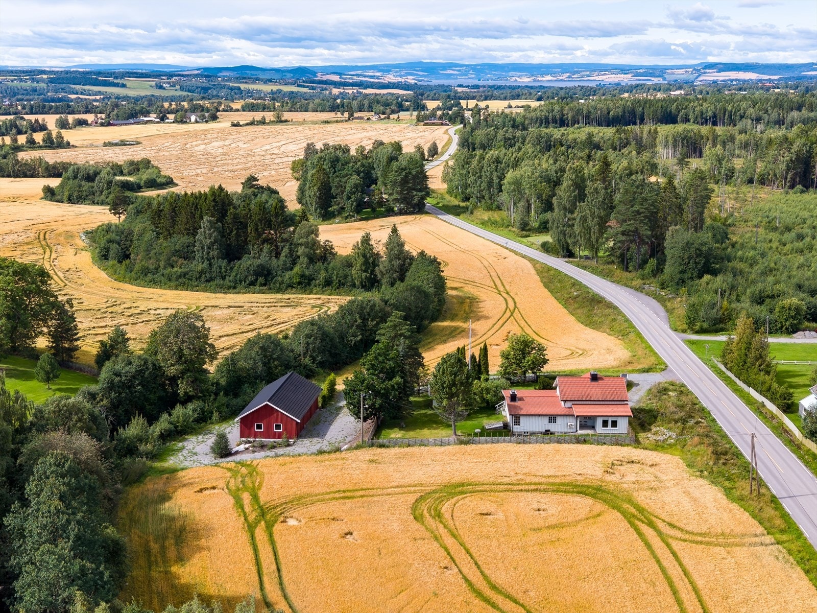 Eiendommen har en fin beliggenhet med stor eiet tomt i landlige omgivelser, og har kort vei til servicetilbud i både Løten og Hamar. Det ble montert lader for el-bil i 2024. Galleribilde