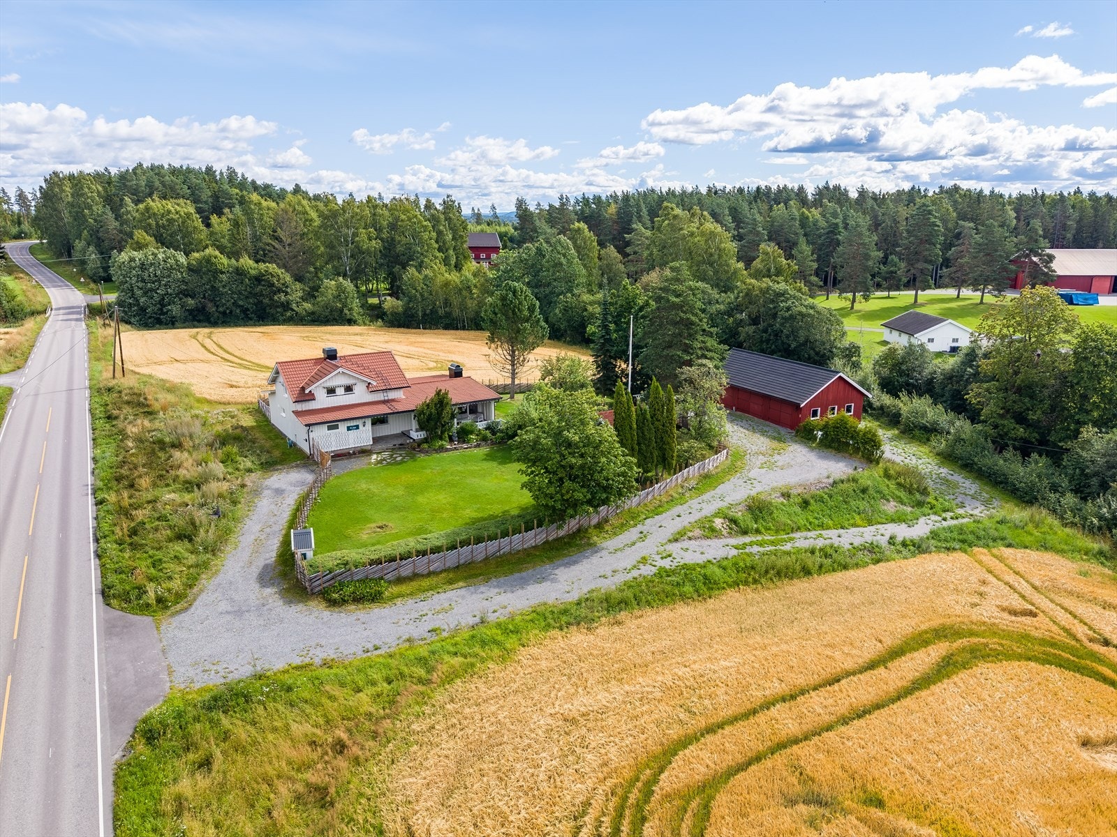 Velkommen til Kongsvegen 563 - et sjarmerende småbruk m/våningshus, låve m/garasje og verksted, overbygget uteplass og 31,5 daa tomt! Galleribilde