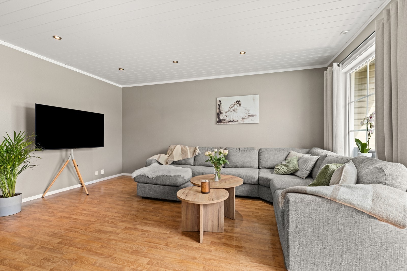 Det er installert downlights i taket for jevn og god belysning i stuen. Galleribilde