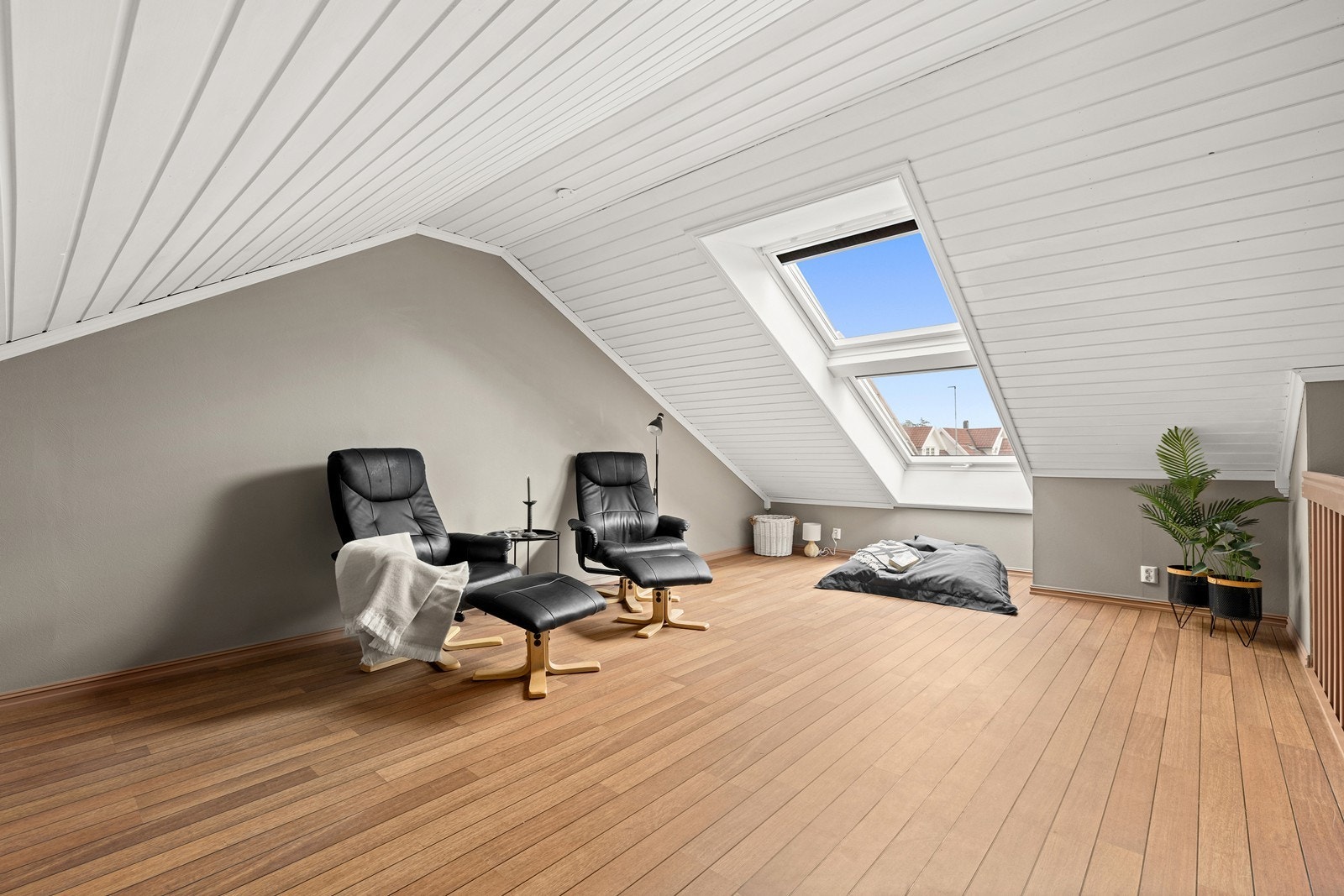 Loftstuen er et allsidig rom som gir boligen en ekstra, tilbaketrukket sone. Galleribilde