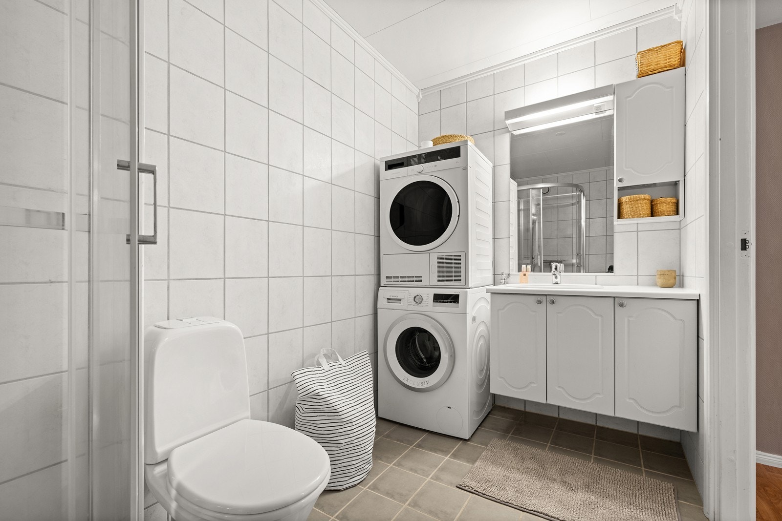 Badet bør oppgraderes for å tåle dagens standard. Varmekablene fungerer ikke. Galleribilde