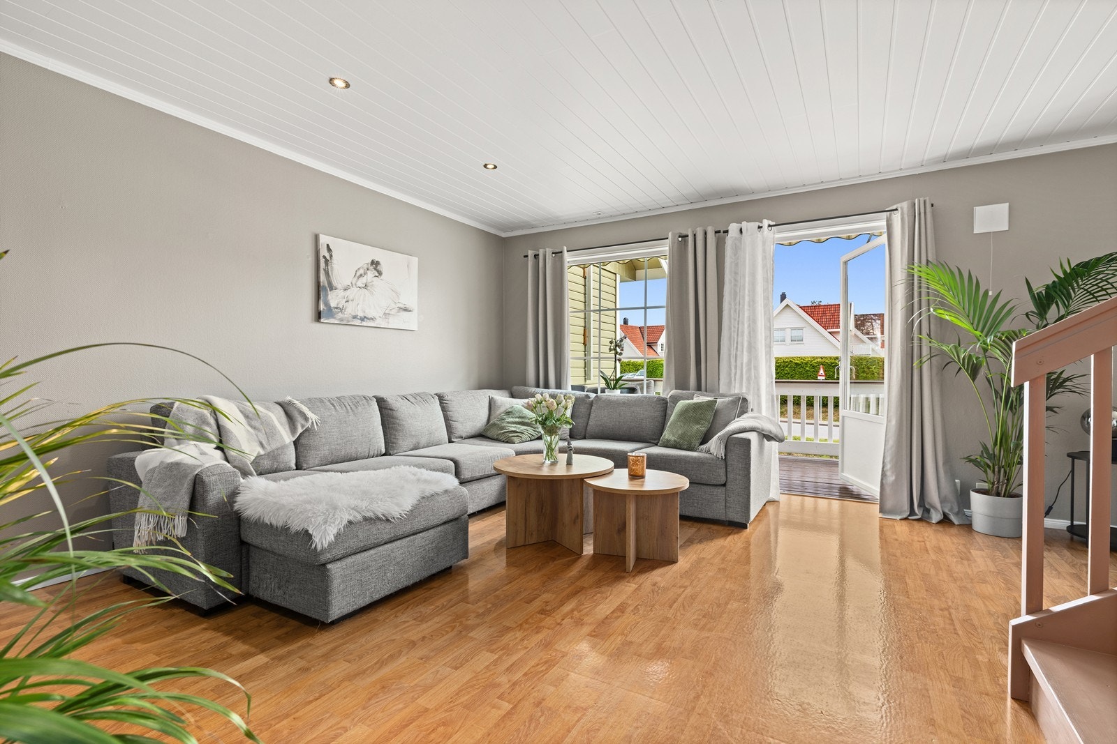 Stuen har god plass til sofagruppe og direkte utgang til balkongen på ca. 7 m². Galleribilde