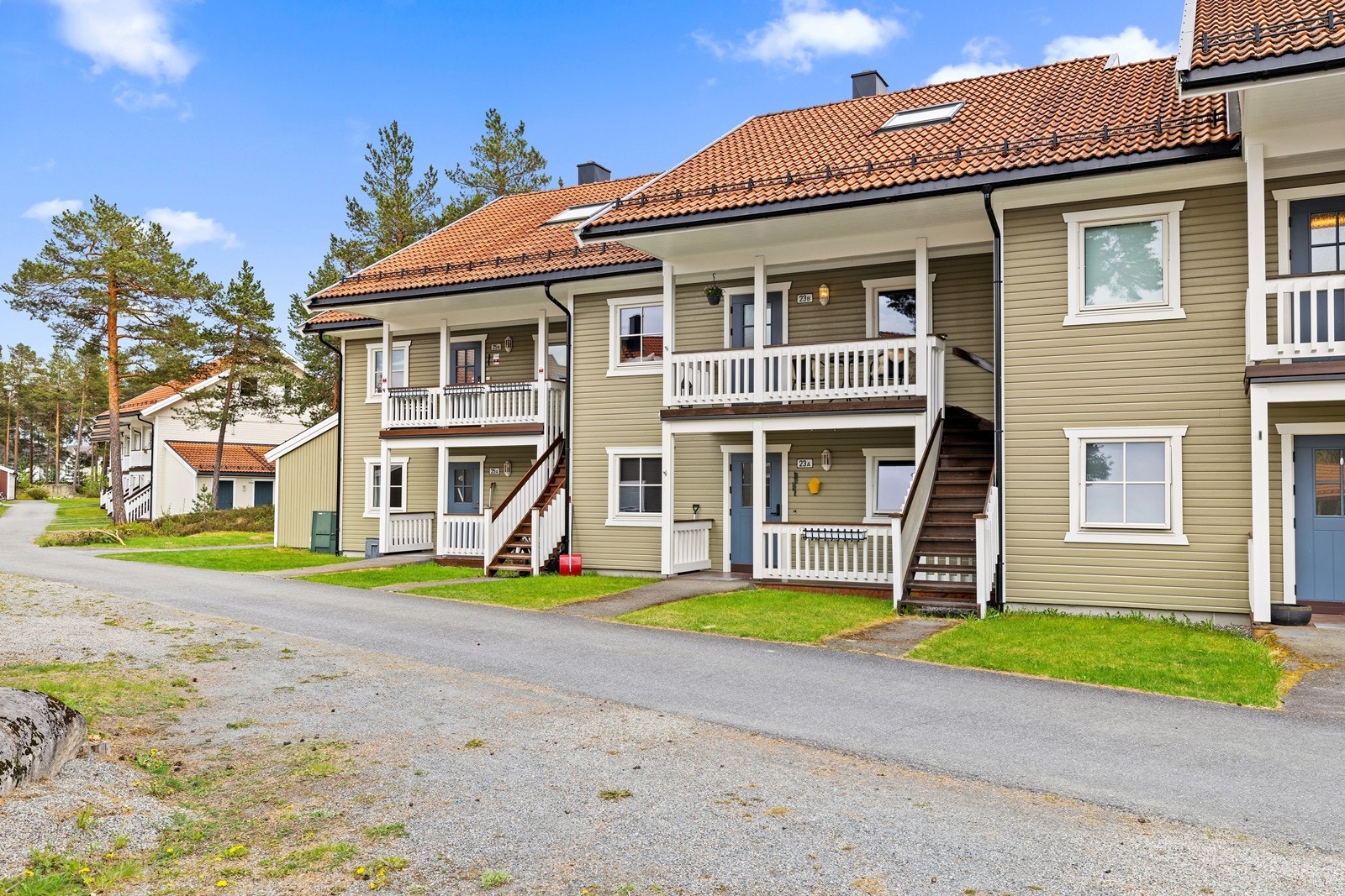 Boligen har to balkonger - én ved inngangspartiet og én med utgang fra stuen. Galleribilde