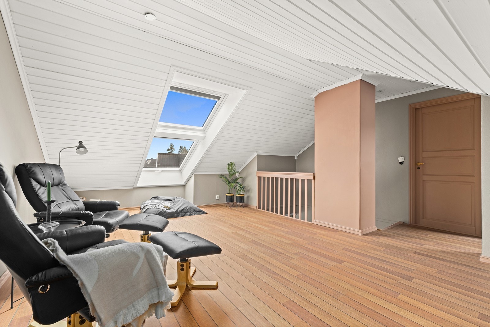 Store takvinduer gir godt med dagslys til loftstuen. Galleribilde