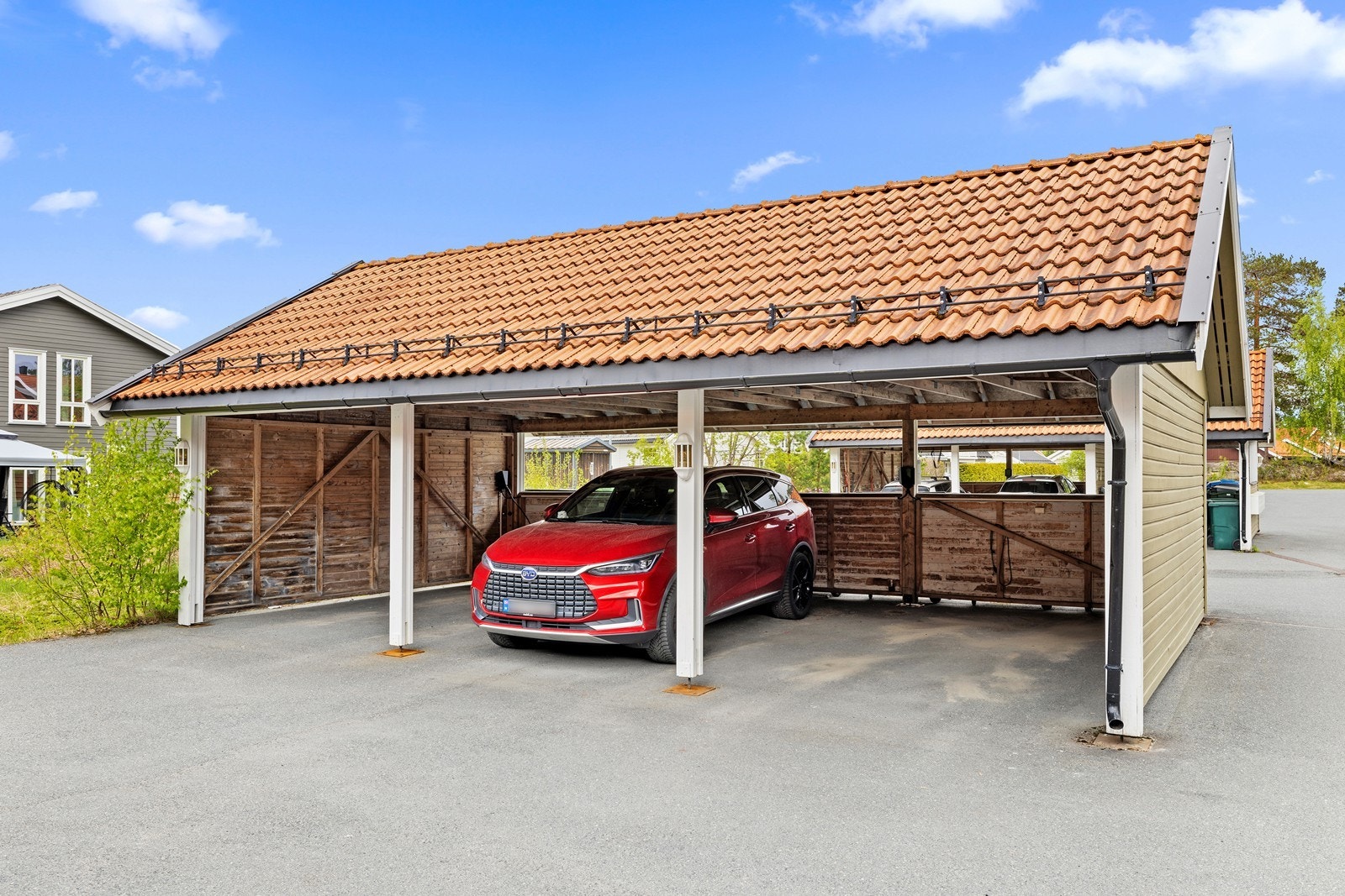 Til boligen hører en fast plass i felles carportanlegg. Galleribilde