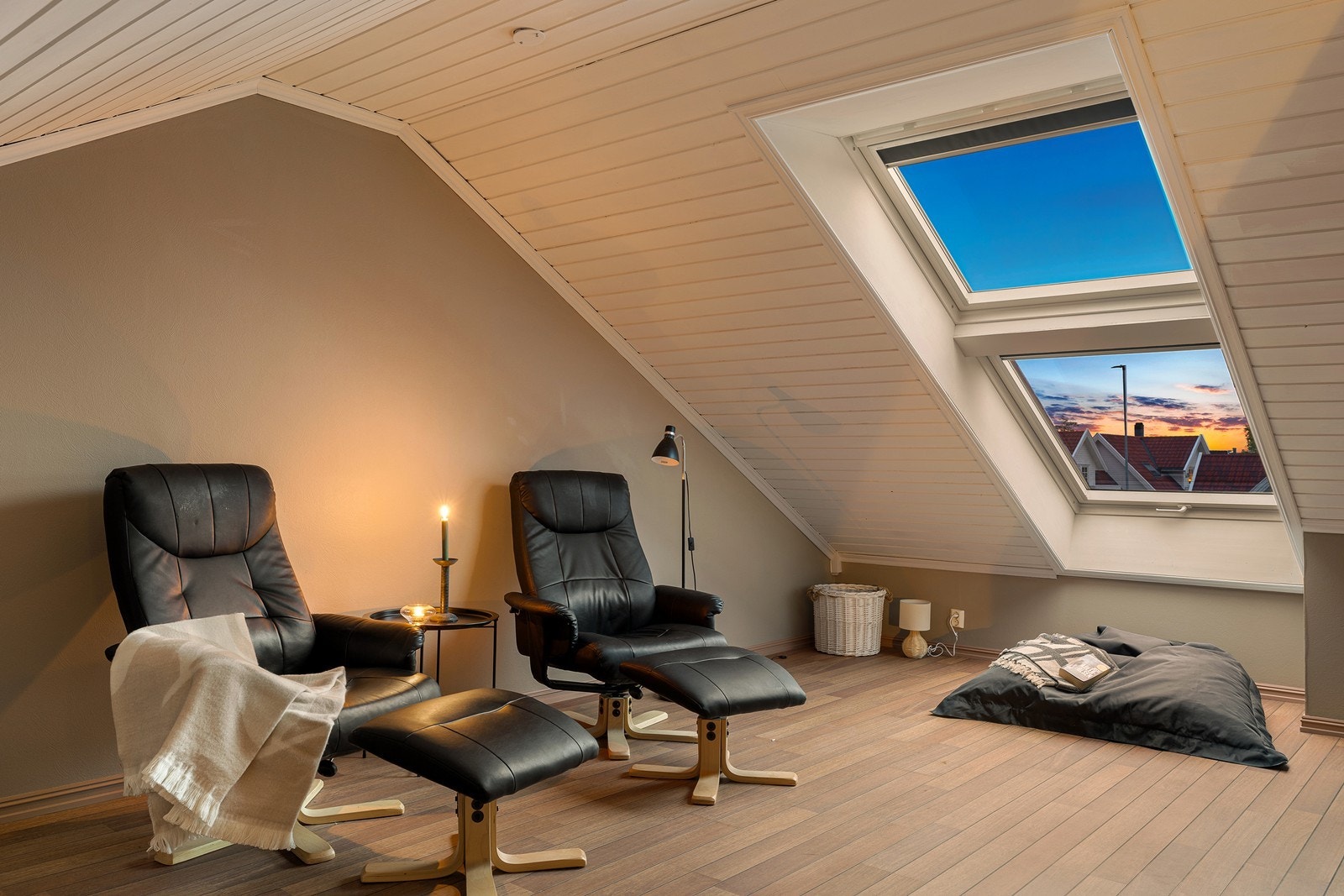 Loftsetasjen gir en ekstra, tilbaketrukket sone i boligen, også på kveldstid. Galleribilde