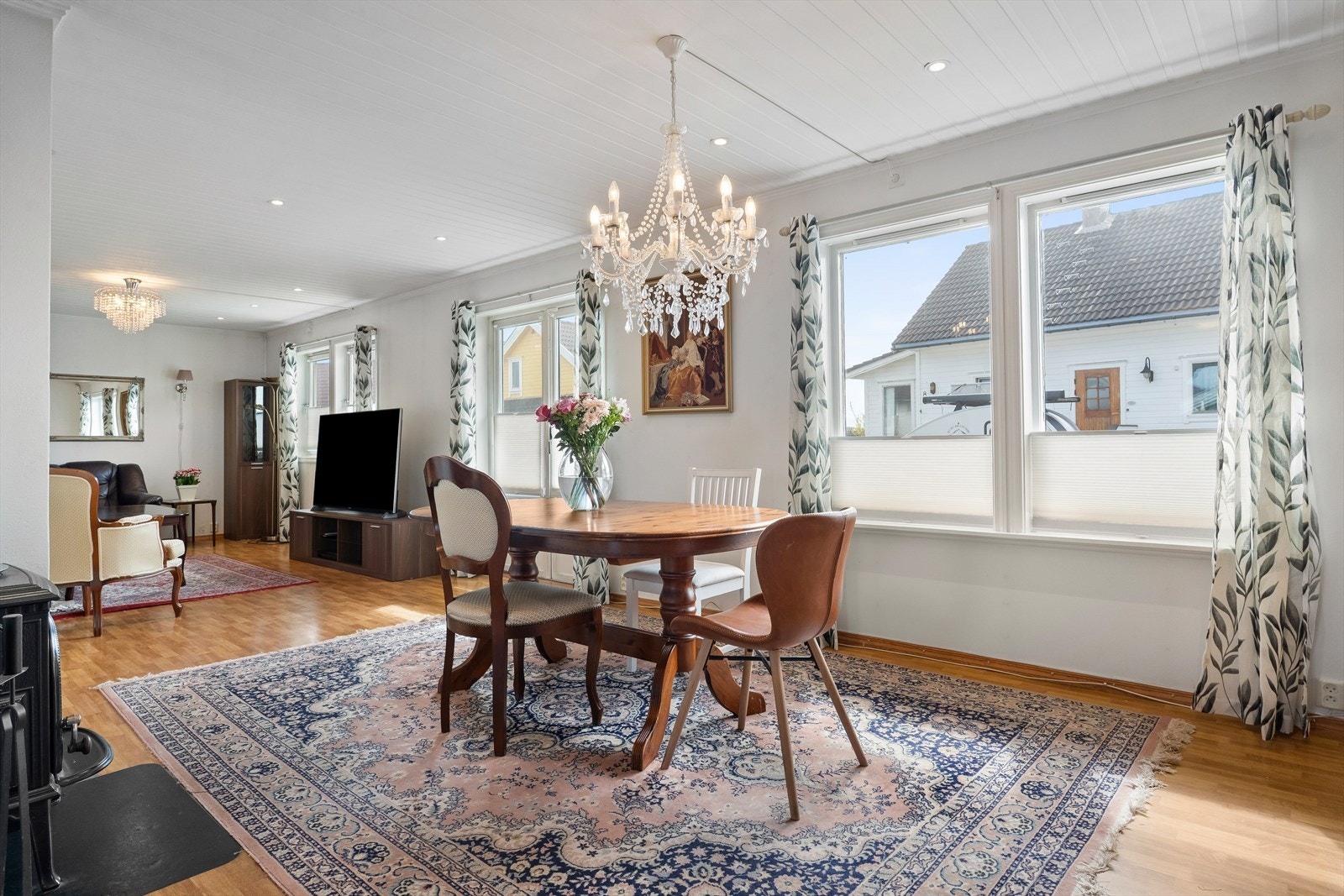 Store vindusflater gir rikelig med naturlig lys til spiseplassen og stuen. Galleribilde