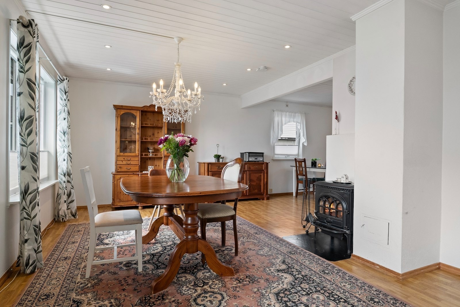 En vedovn i stuen gir både varme og hygge på kalde dager. Galleribilde