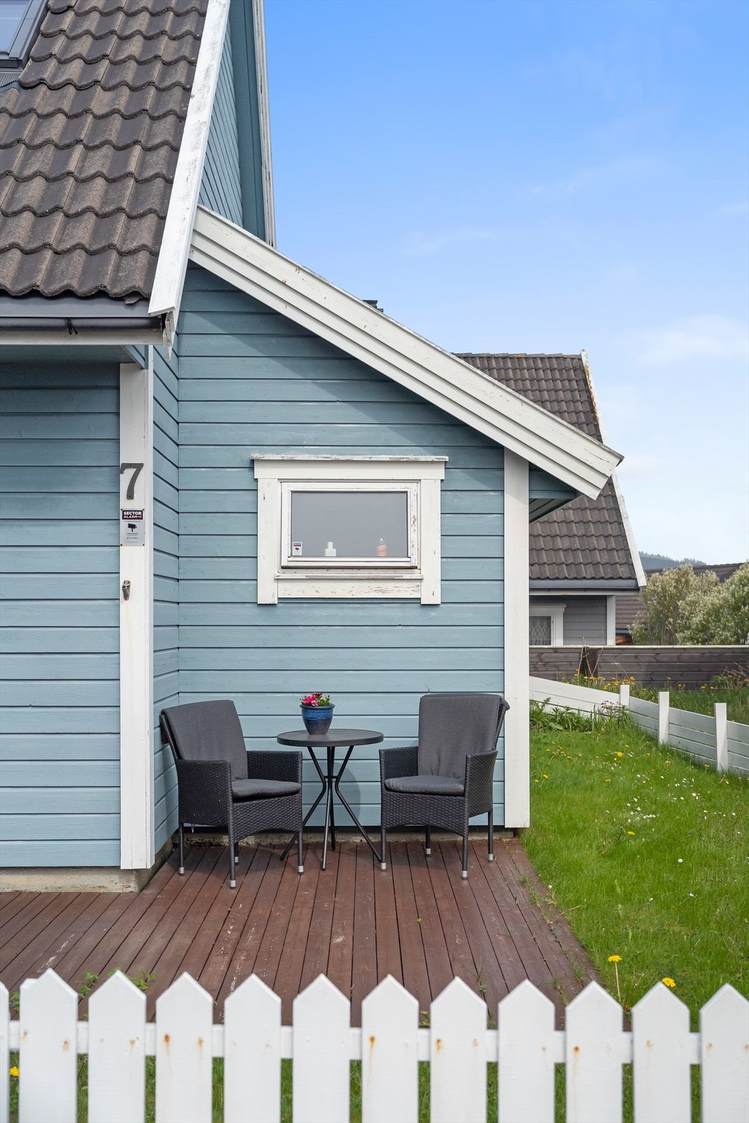 Eiendommen har en terrasse og en opparbeidet tomt med plen. Galleribilde