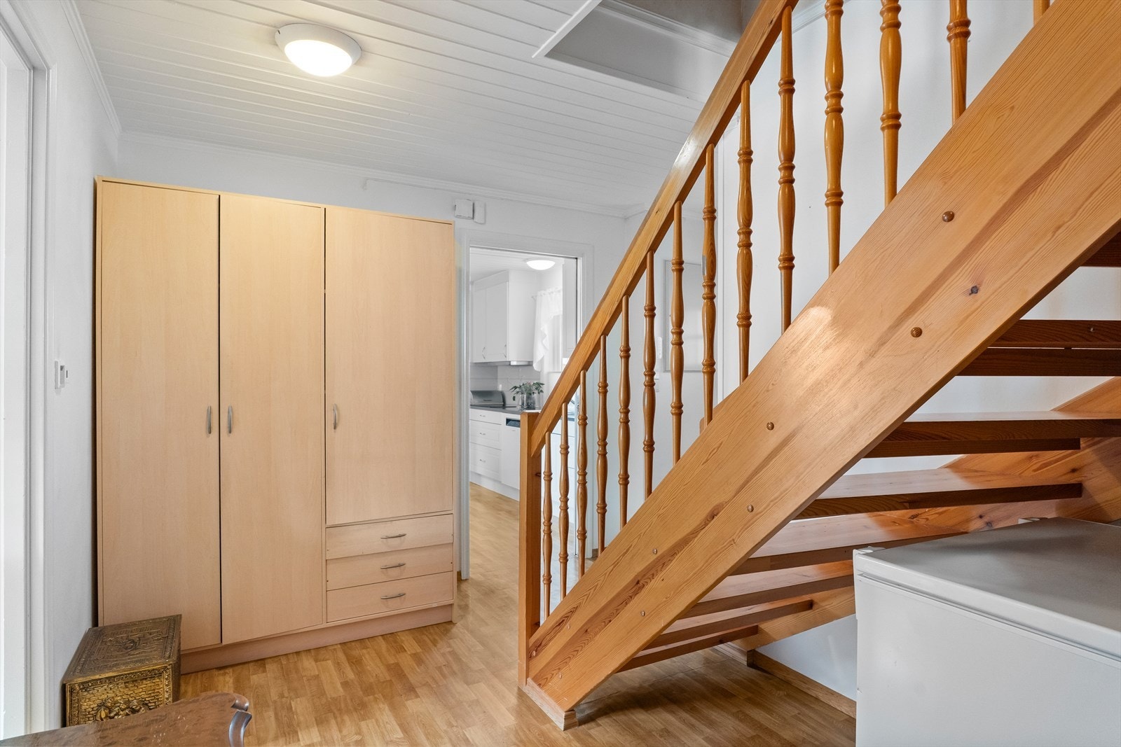 Velkommen inn! Gangen har trapp som går opp til loftsetasjen. Galleribilde