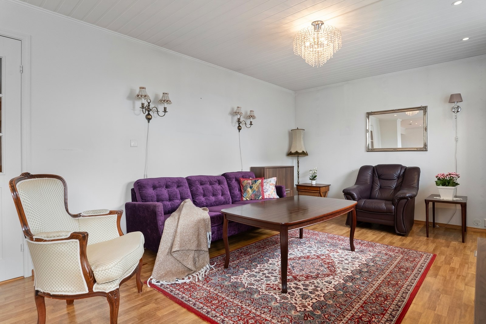 Stuen har god plass til salonggruppe og spisebord. Galleribilde