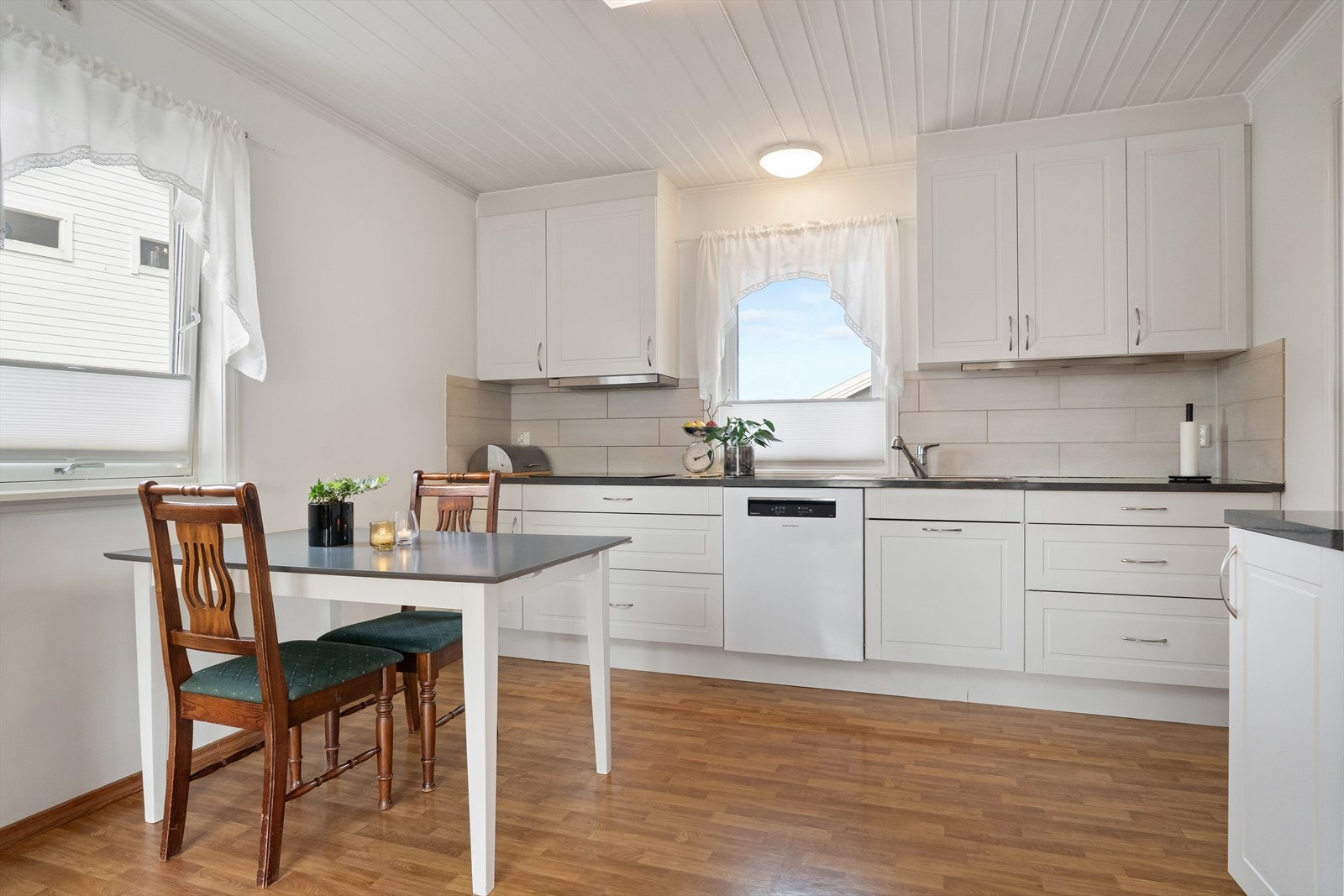 Kjøkkenet har plass til en hyggelig frokostkrok ved vinduet. Galleribilde
