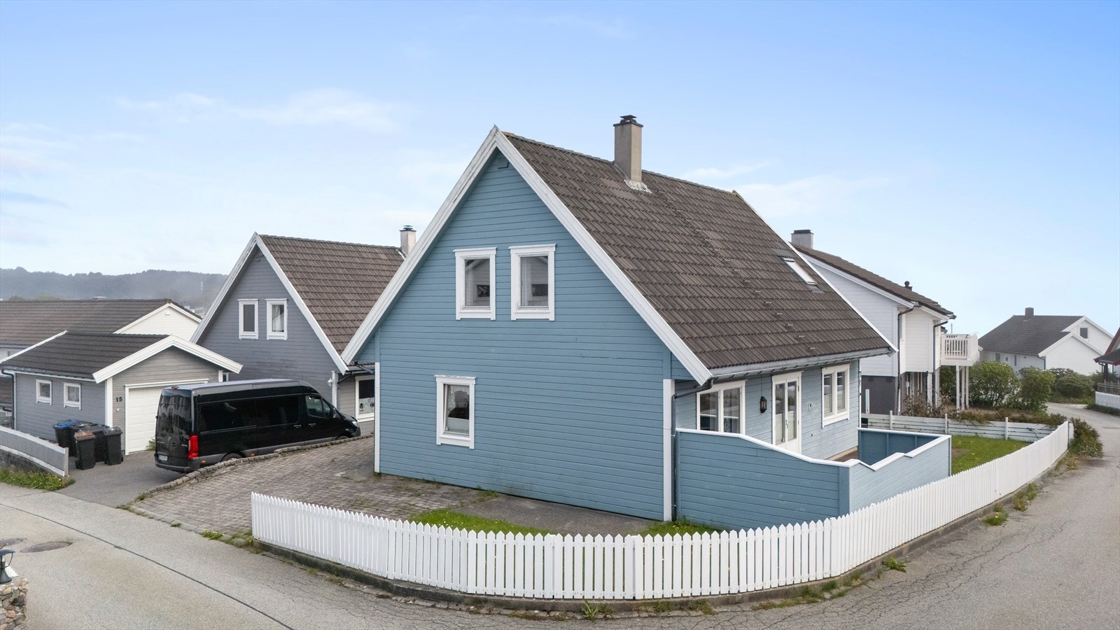 Eiendommen ligger i et etablert og rolig nabolag i Kvalsvik/Sagatun. Galleribilde
