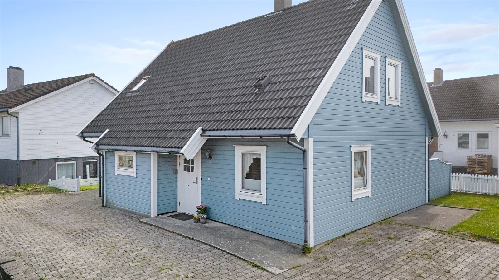 Gårdsrommet er opparbeidet med belegningsstein og har plass til parkering. Galleribilde