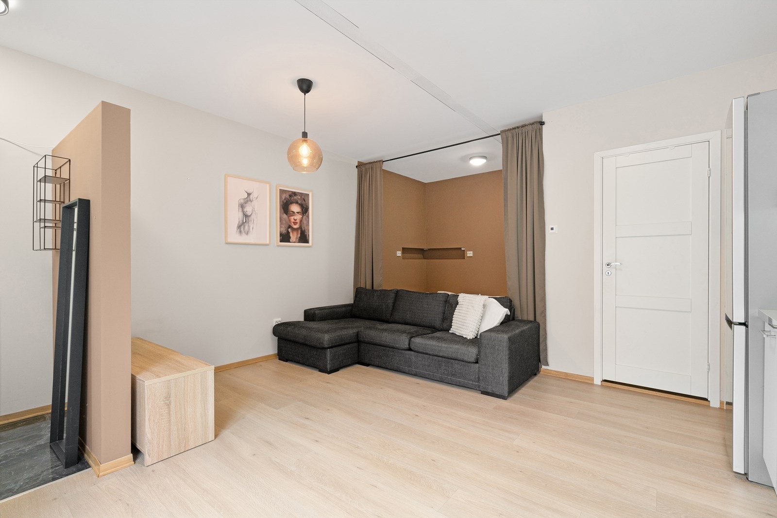 Stue og sovealkove. Galleribilde