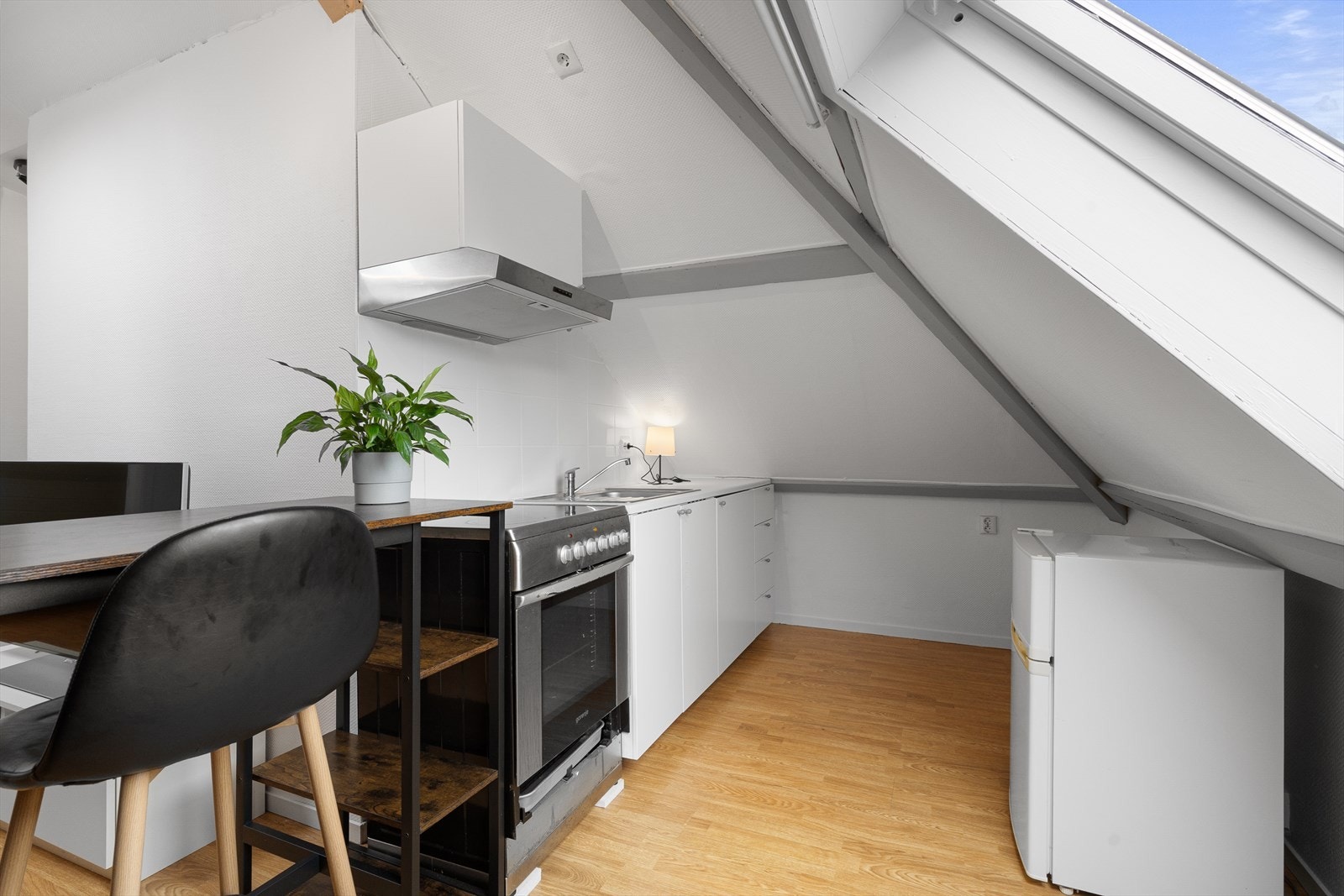 Boligens loftsetasje fremstår som en egen enhet. Denne har vært utleid for kr. 10 000,- (Det gjøres spesielt oppmerksom på at denne delen ikke er omsøkt). Galleribilde