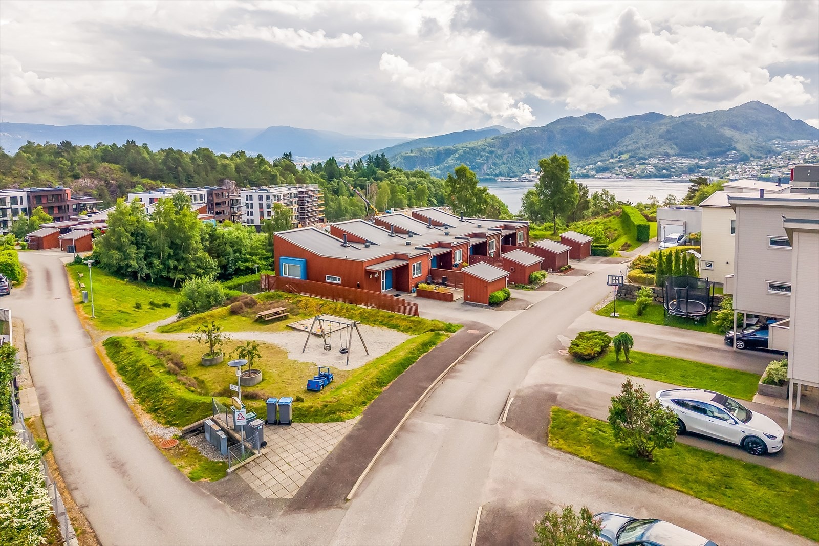 Boligen ligger i et rolig og barnevennlig nabolag med lite trafikk og hyggelige fellesområder. Galleribilde