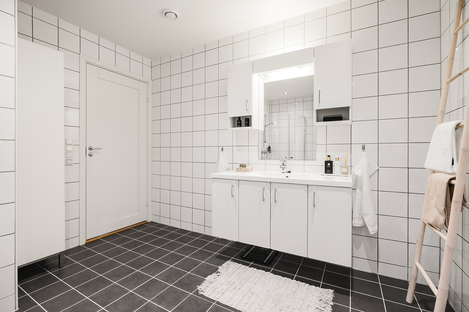 Badet har dusj med innfellbare dører i herdet glass og høyskap for ekstra oppbevaring. Galleribilde