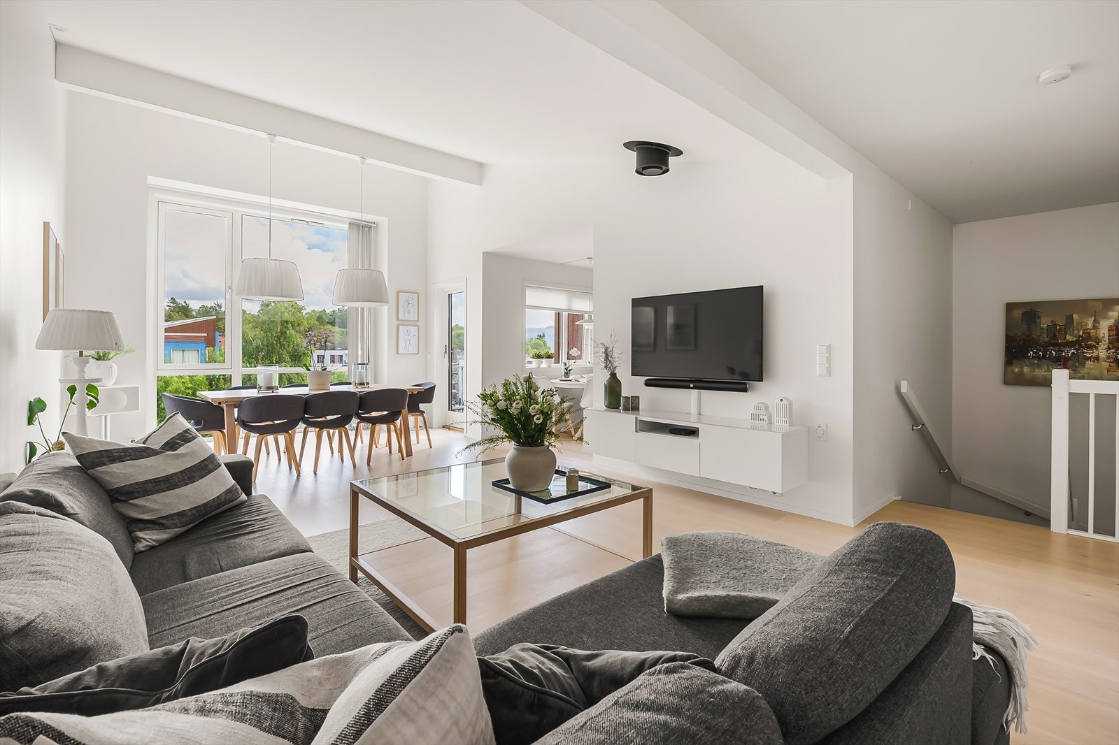 Et romslig oppholdsrom med god plass til både sofagruppe og spisebord. Merk: Mulighet til å montere peis i stuen. Galleribilde
