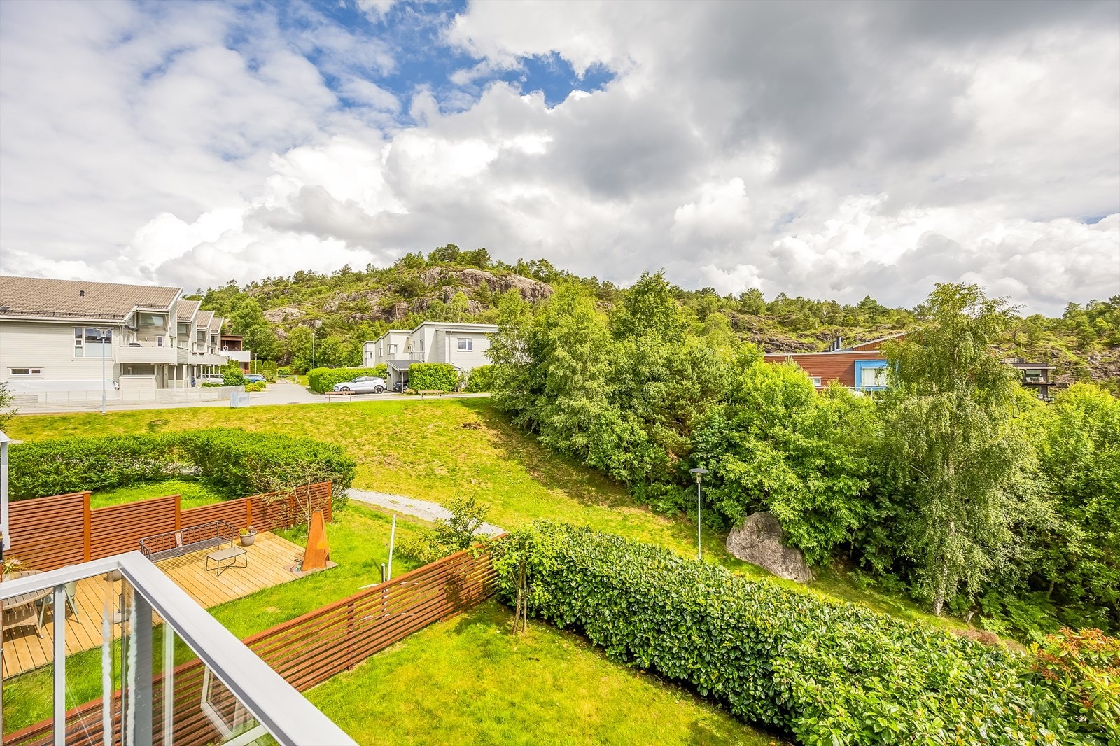 Utsikt fra altanen over nærområdet og felles grøntarealer. Galleribilde