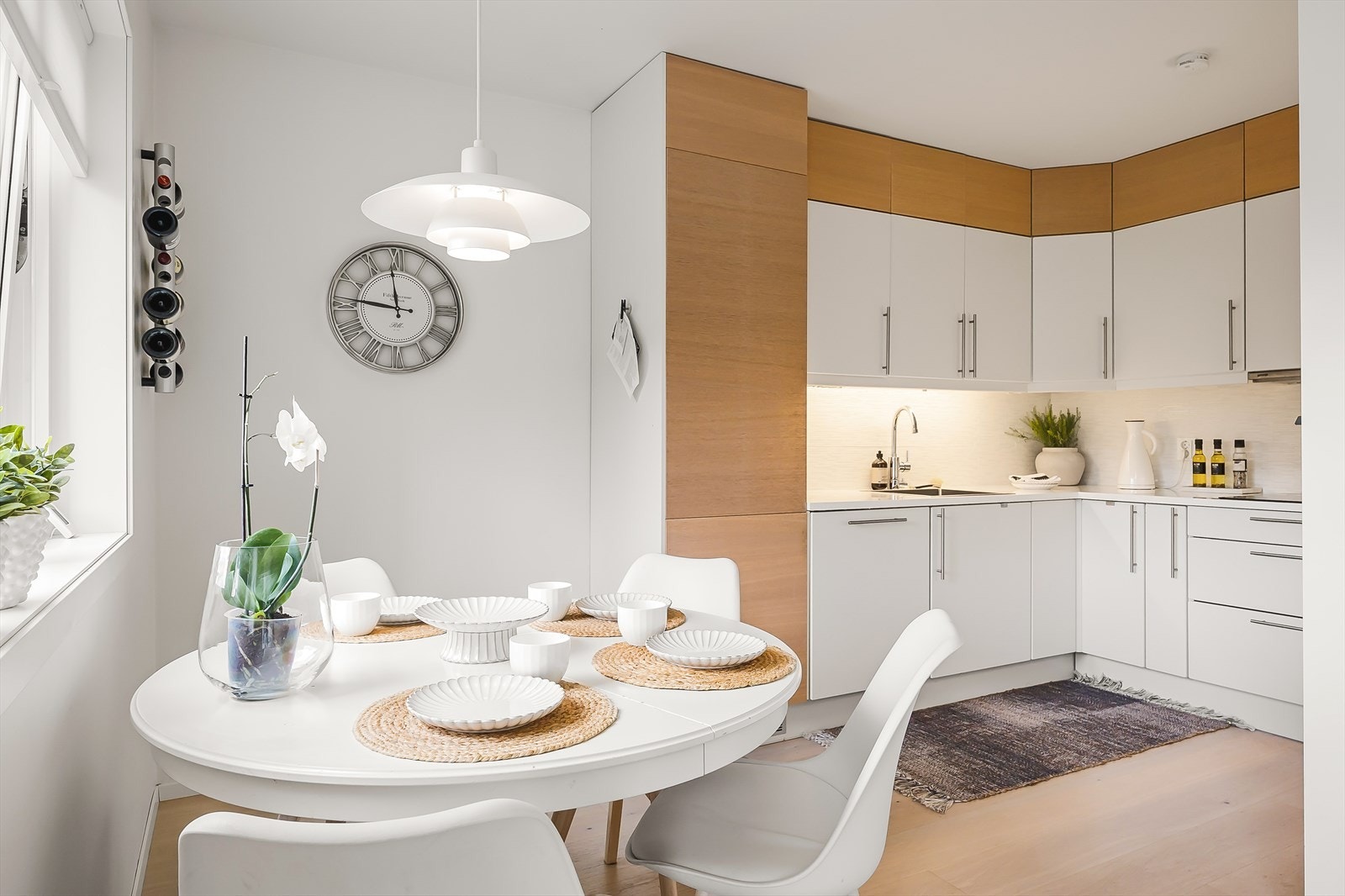 Kjøkkenet har en hyggelig spiseplass ved vinduet. Galleribilde