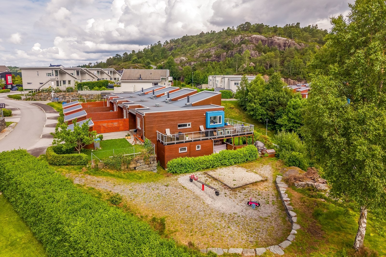 Eiendommen ligger i et etablert og barnevennlig boligområde på Stongafjellet. Galleribilde
