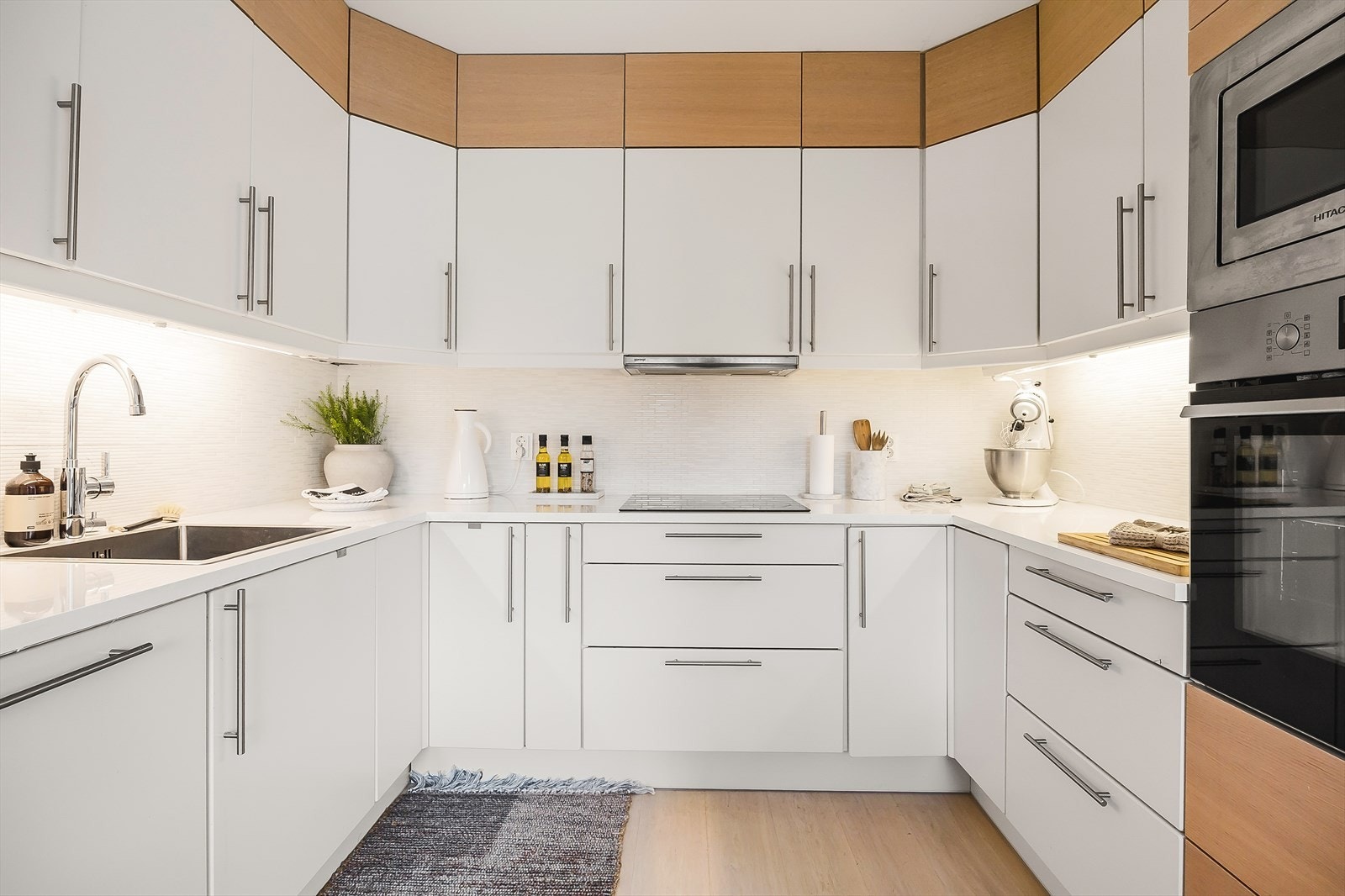 Kjøkkeninnredning fra HTH med integrerte hvitevarer fra Bosch og Electrolux. Galleribilde